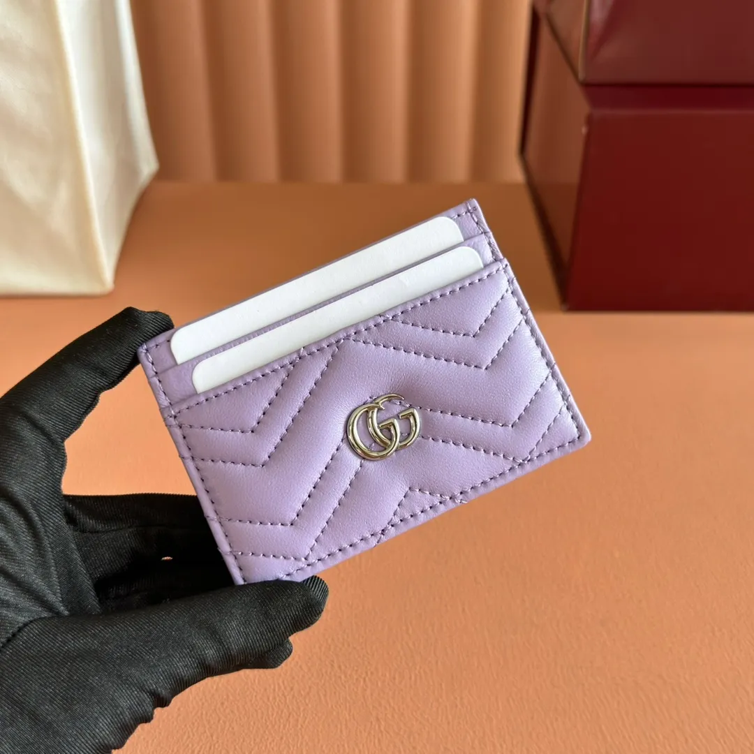 p280💋💋💋"With full set of original counter packaging" This GG Marmont series card holder is crafted from light blue V-shaped Matelassé cow leather. The bag has a crisp shape and is equipped with the iconic Double G accessories in silver tones. Light blue V-shaped Matelassé cow leather, silver-toned hardware, Double G, 4 card compartments, 1 open pocket. Model number: 443127. Dimensions: 10cm (width) x 7cm (height) Weight: approx. 65g