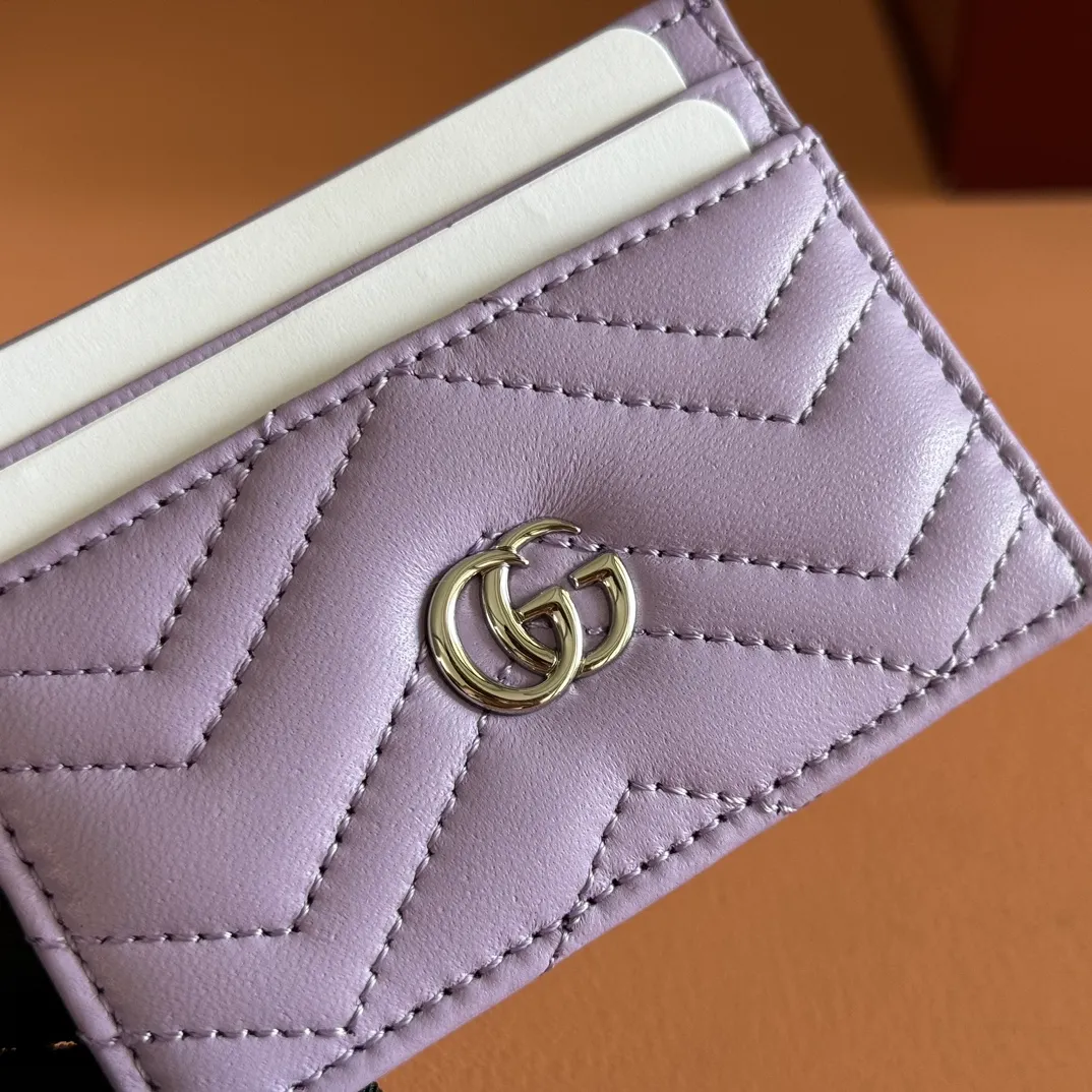 p280💋💋💋"With full set of original counter packaging" This GG Marmont series card holder is crafted from light blue V-shaped Matelassé cow leather. The bag has a crisp shape and is equipped with the iconic Double G accessories in silver tones. Light blue V-shaped Matelassé cow leather, silver-toned hardware, Double G, 4 card compartments, 1 open pocket. Model number: 443127. Dimensions: 10cm (width) x 7cm (height) Weight: approx. 65g