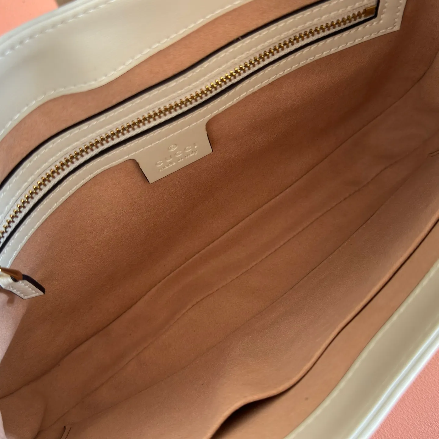 p1260. 📣📣📣 [Original leather with 🌈Full set of counter packaging]🔥🔥4040 catwalk style vintage armpit bag Jackie, it is predicted that it will be a popular one after the 1955 series. Many celebrities can't put it down, and their upper body is also super fashionable. Jackie was successfully defeated by the counter and appeared on the 2020 GUCC! The show generated a lot of discussion. This is the favorite bag of the former first lady of the United States, Jacqueline. In the 1960s and 1970s, she liked to carry Jackie handbags of different textures in public. This bag with a rather retro appearance is in line with the current two major trends of vintage and armpit bags. The conflict between old and fashionable is a wonderful existence. Style number: 636709, dimensions: width 28x height 19x side width 4.5.