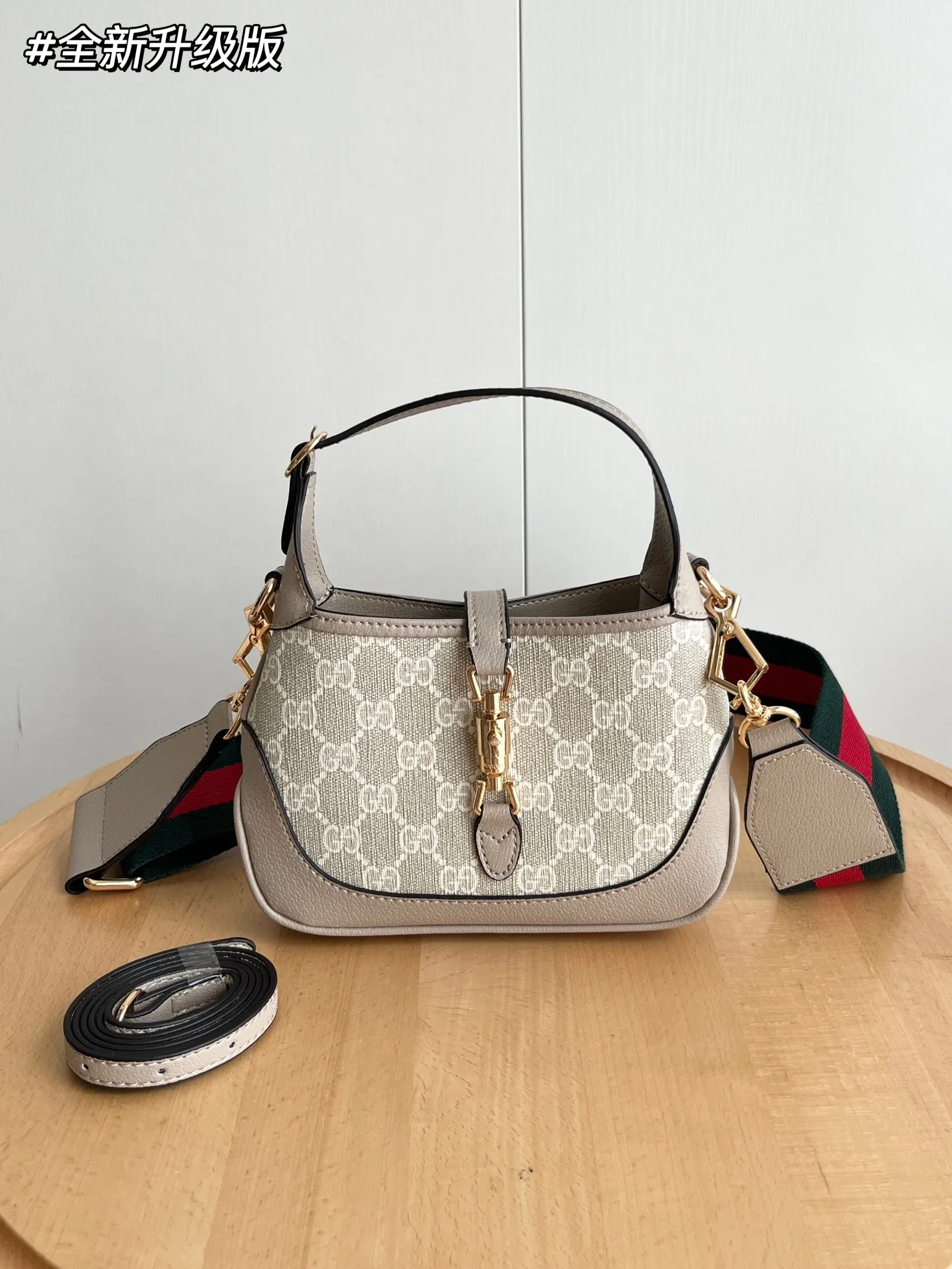 Actual shot #💰320 (double shoulder strap) Model: 685127 upgraded version Size: 19 x 13x 3cm.  Gucci UN3AG 1294 product details. Gucci's "Aria-Fashion Aria" series uses modern techniques to reinterpret classics. The Jackie 1961 series has launched a new rectangular tote bag with soft texture and flexible structure. The archive design is paired with logo details such as the all-over GG pattern and striped webbing, and exquisite accessories pay tribute to Gucci's heritage. This small bag is trimmed in black leather and features the collection's signature gold-toned push-lock hardware. Black and ivory GG denim jacquard. Black leather trim.