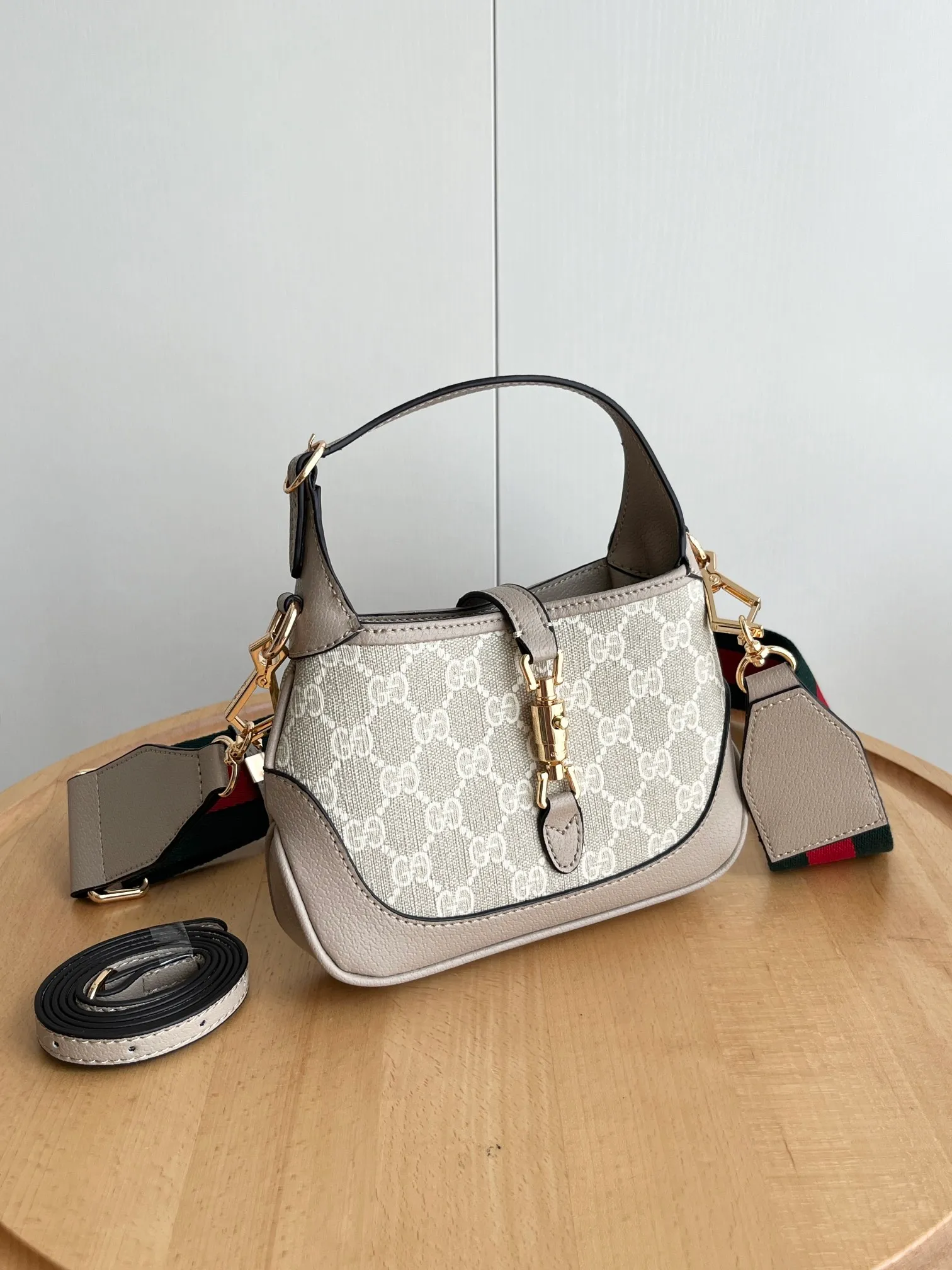 Actual shot #💰320 (double shoulder strap) Model: 685127 upgraded version Size: 19 x 13x 3cm.  Gucci UN3AG 1294 product details. Gucci's "Aria-Fashion Aria" series uses modern techniques to reinterpret classics. The Jackie 1961 series has launched a new rectangular tote bag with soft texture and flexible structure. The archive design is paired with logo details such as the all-over GG pattern and striped webbing, and exquisite accessories pay tribute to Gucci's heritage. This small bag is trimmed in black leather and features the collection's signature gold-toned push-lock hardware. Black and ivory GG denim jacquard. Black leather trim.