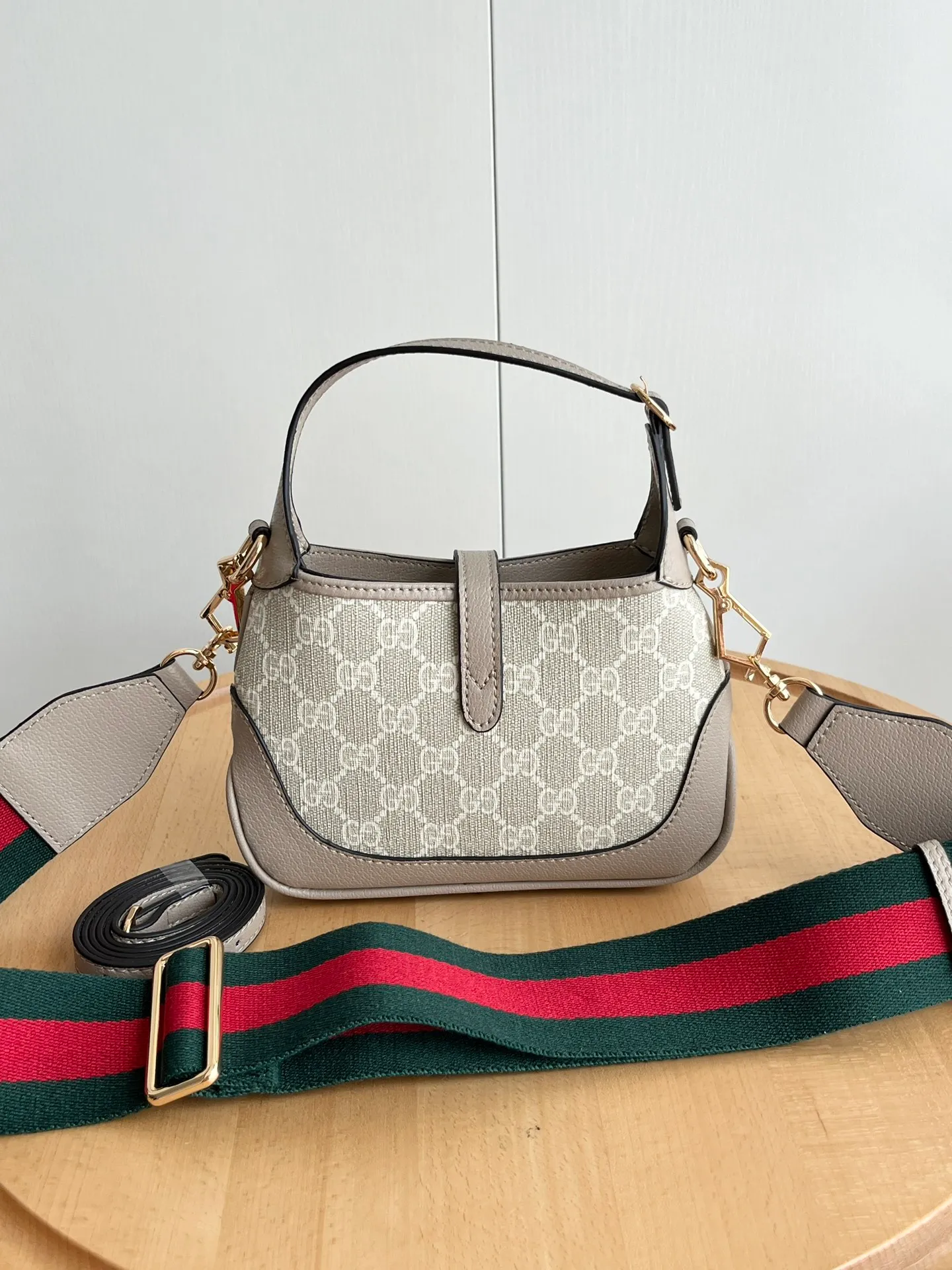 Actual shot #💰320 (double shoulder strap) Model: 685127 upgraded version Size: 19 x 13x 3cm.  Gucci UN3AG 1294 product details. Gucci's "Aria-Fashion Aria" series uses modern techniques to reinterpret classics. The Jackie 1961 series has launched a new rectangular tote bag with soft texture and flexible structure. The archive design is paired with logo details such as the all-over GG pattern and striped webbing, and exquisite accessories pay tribute to Gucci's heritage. This small bag is trimmed in black leather and features the collection's signature gold-toned push-lock hardware. Black and ivory GG denim jacquard. Black leather trim.