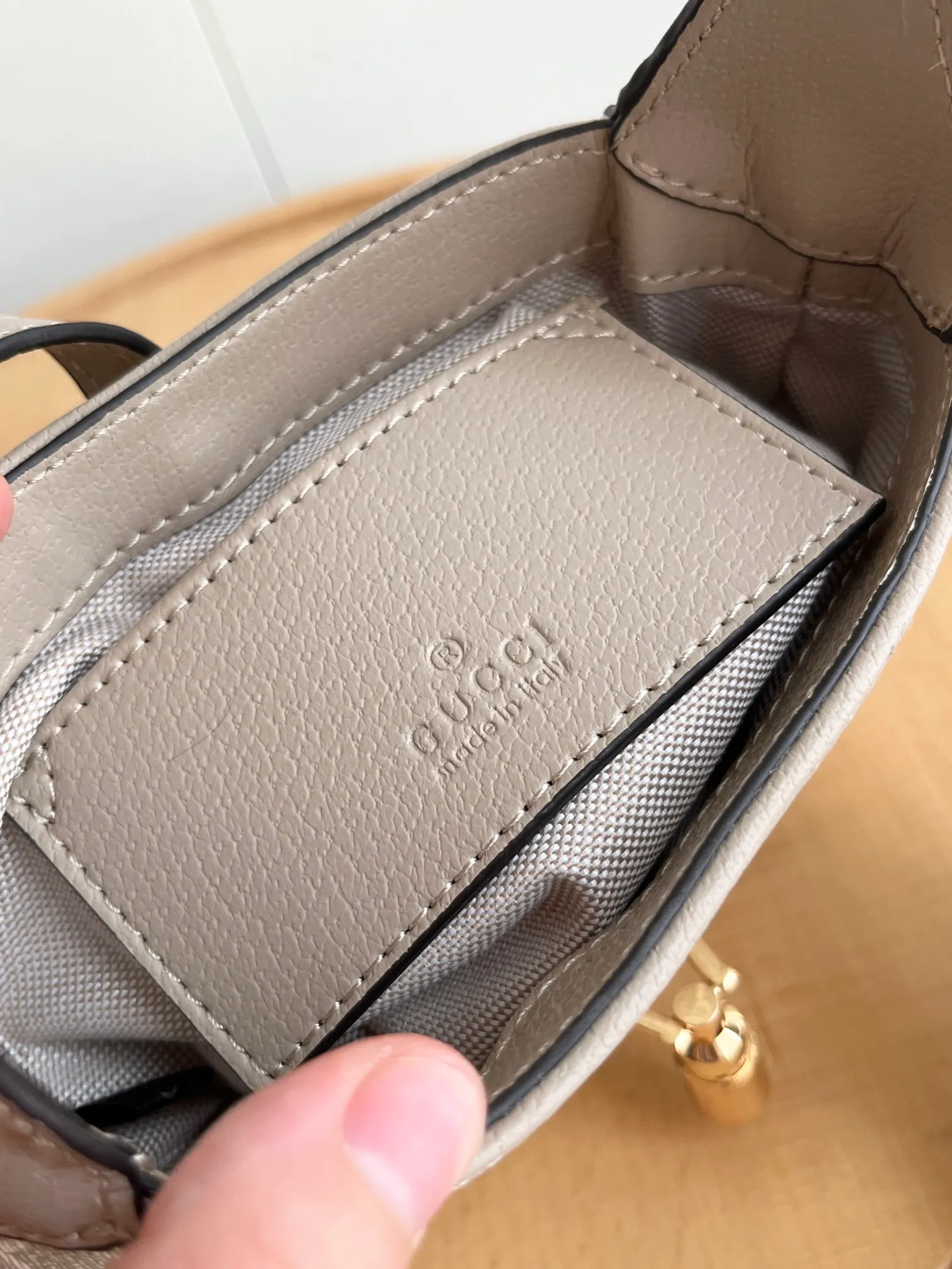 Actual shot #💰320 (double shoulder strap) Model: 685127 upgraded version Size: 19 x 13x 3cm.  Gucci UN3AG 1294 product details. Gucci's "Aria-Fashion Aria" series uses modern techniques to reinterpret classics. The Jackie 1961 series has launched a new rectangular tote bag with soft texture and flexible structure. The archive design is paired with logo details such as the all-over GG pattern and striped webbing, and exquisite accessories pay tribute to Gucci's heritage. This small bag is trimmed in black leather and features the collection's signature gold-toned push-lock hardware. Black and ivory GG denim jacquard. Black leather trim.