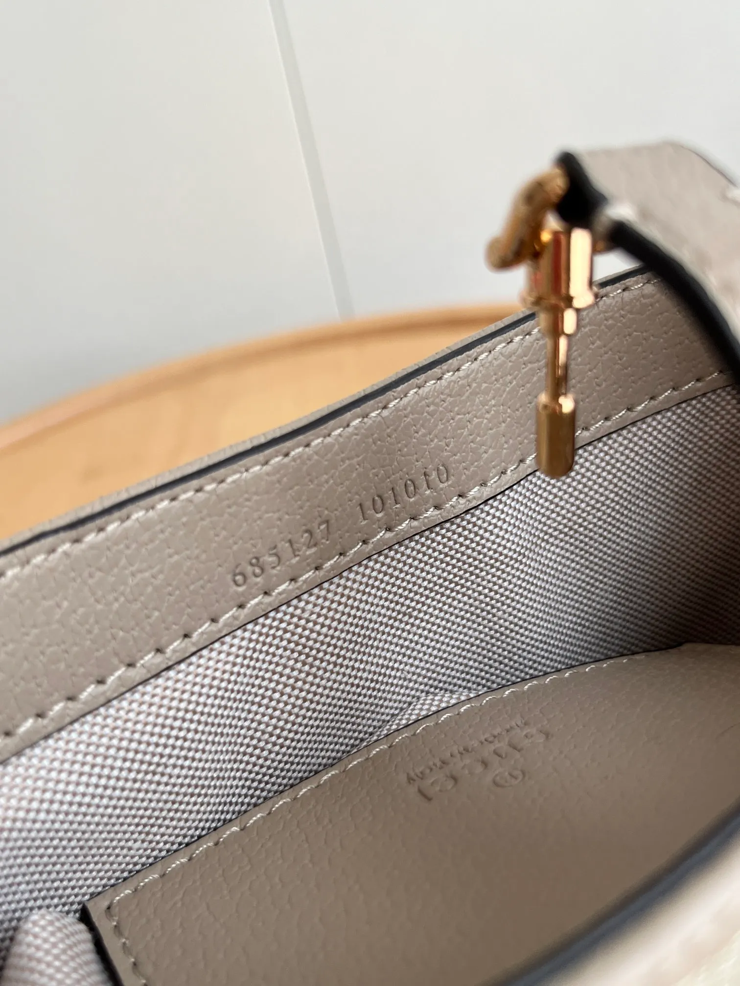 Actual shot #💰320 (double shoulder strap) Model: 685127 upgraded version Size: 19 x 13x 3cm.  Gucci UN3AG 1294 product details. Gucci's "Aria-Fashion Aria" series uses modern techniques to reinterpret classics. The Jackie 1961 series has launched a new rectangular tote bag with soft texture and flexible structure. The archive design is paired with logo details such as the all-over GG pattern and striped webbing, and exquisite accessories pay tribute to Gucci's heritage. This small bag is trimmed in black leather and features the collection's signature gold-toned push-lock hardware. Black and ivory GG denim jacquard. Black leather trim.