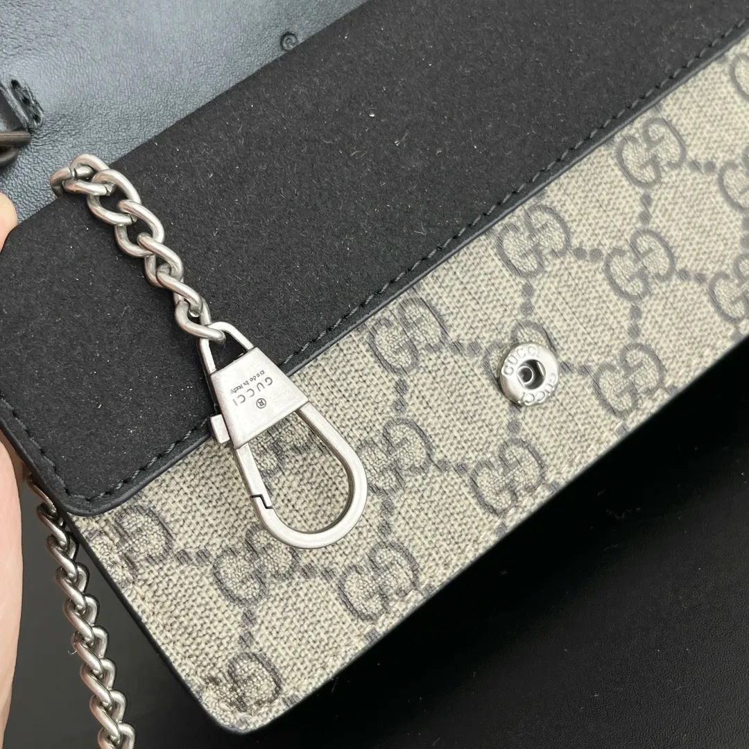 Actual shot #💰260 with box Model: 476432 Black Size: 16.5x10x4.5cm 𝙂𝙪𝙘𝙘𝙞 𝘿𝙞𝙤𝙣𝙮𝙨𝙪𝙨 𝙈𝙞𝙣𝙞 16.5 Xiaogujia’s entry-level small bag is recommended. It’s not worth mentioning. It’s a classic model that can be said to be the symbol of Xiaogujia. The classic mini Dionysian buckle is paired with calfskin. This bag has a very high appearance rate. It is simply a tool for daily wear and is very popular on the street❗️