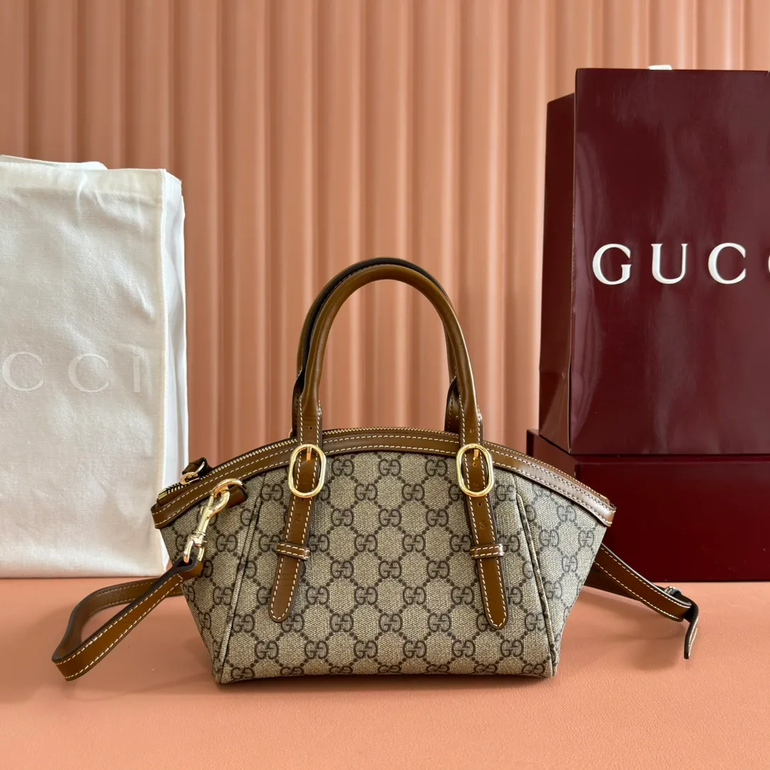 p1060. 💋💋💋"With full set of original counter packaging" [New Product] The Padlock series has launched a variety of fashionable bags with various carrying methods, adding color to the 2025 early autumn series. They are equipped with webbing lining, which is reminiscent of the brand's iconic pattern. Beige and dark brown GG monogram coated fabric Brown leather trim Light gold tone hardware Red and green webbing cotton lining Padlock closure with leather keychain Model: 839005. Dimensions: 31 cm (width) x 17 cm (height) x 12 cm (depth) Color: brown pvc/original leather. Made in Italy
