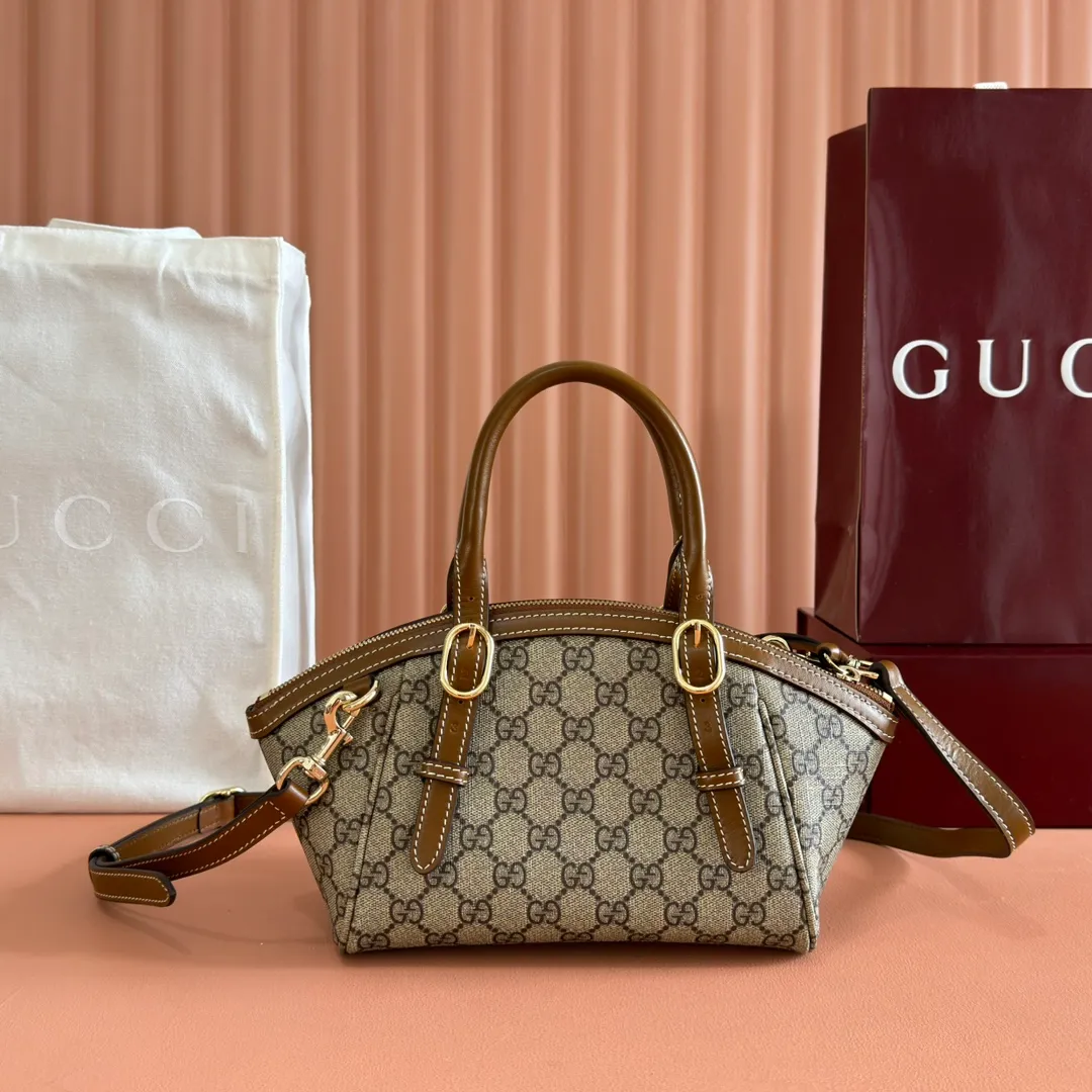 p1060. 💋💋💋"With full set of original counter packaging" [New Product] The Padlock series has launched a variety of fashionable bags with various carrying methods, adding color to the 2025 early autumn series. They are equipped with webbing lining, which is reminiscent of the brand's iconic pattern. Beige and dark brown GG monogram coated fabric Brown leather trim Light gold tone hardware Red and green webbing cotton lining Padlock closure with leather keychain Model: 839005. Dimensions: 31 cm (width) x 17 cm (height) x 12 cm (depth) Color: brown pvc/original leather. Made in Italy