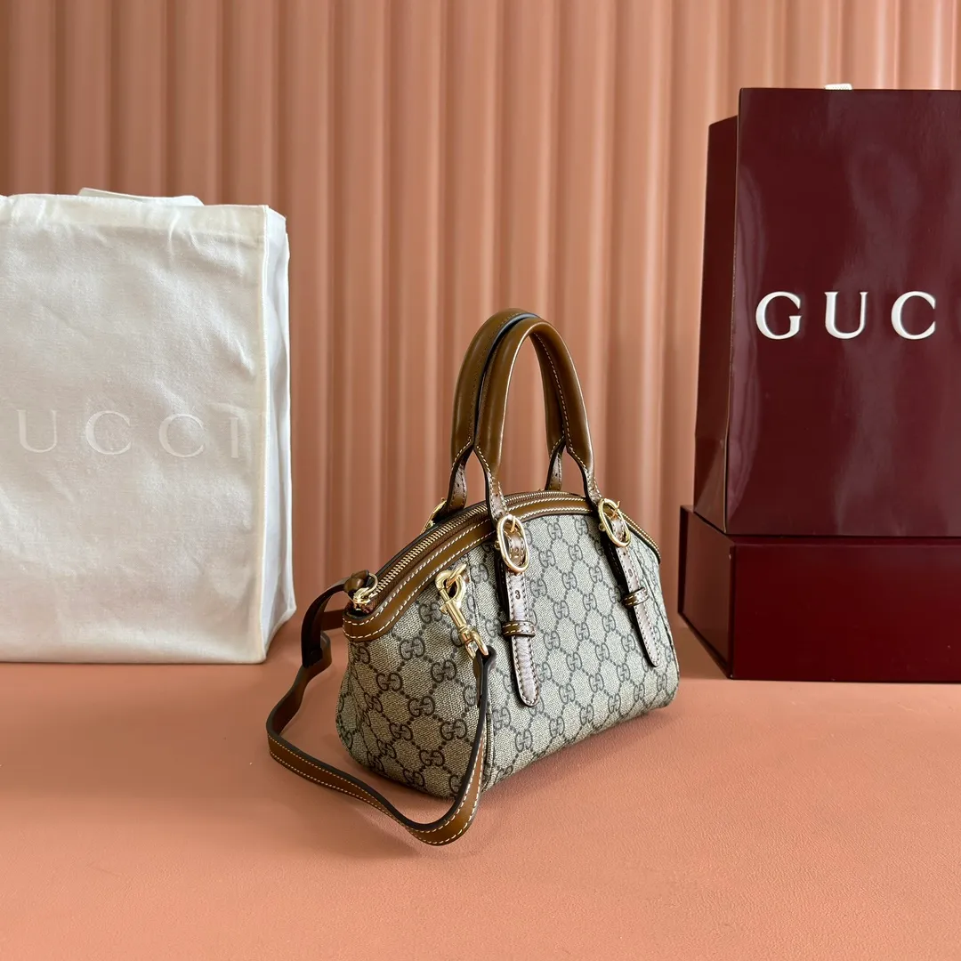 p1060. 💋💋💋"With full set of original counter packaging" [New Product] The Padlock series has launched a variety of fashionable bags with various carrying methods, adding color to the 2025 early autumn series. They are equipped with webbing lining, which is reminiscent of the brand's iconic pattern. Beige and dark brown GG monogram coated fabric Brown leather trim Light gold tone hardware Red and green webbing cotton lining Padlock closure with leather keychain Model: 839005. Dimensions: 31 cm (width) x 17 cm (height) x 12 cm (depth) Color: brown pvc/original leather. Made in Italy