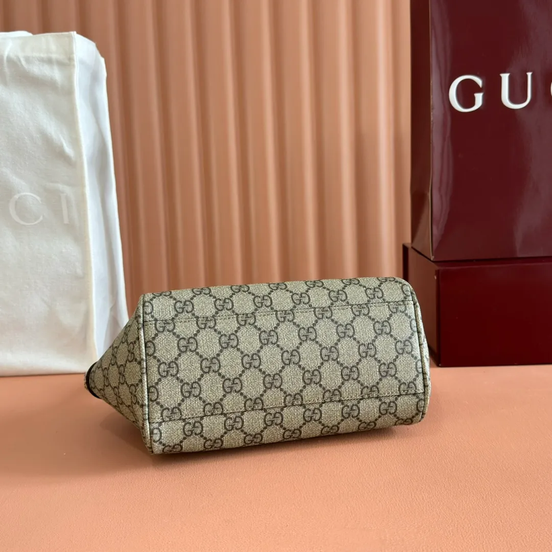 p1060. 💋💋💋"With full set of original counter packaging" [New Product] The Padlock series has launched a variety of fashionable bags with various carrying methods, adding color to the 2025 early autumn series. They are equipped with webbing lining, which is reminiscent of the brand's iconic pattern. Beige and dark brown GG monogram coated fabric Brown leather trim Light gold tone hardware Red and green webbing cotton lining Padlock closure with leather keychain Model: 839005. Dimensions: 31 cm (width) x 17 cm (height) x 12 cm (depth) Color: brown pvc/original leather. Made in Italy