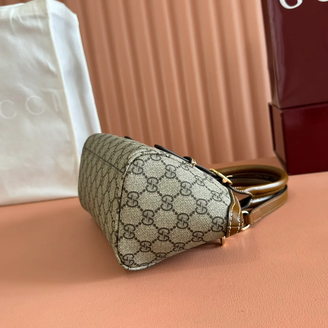 p1060. 💋💋💋"With full set of original counter packaging" [New Product] The Padlock series has launched a variety of fashionable bags with various carrying methods, adding color to the 2025 early autumn series. They are equipped with webbing lining, which is reminiscent of the brand's iconic pattern. Beige and dark brown GG monogram coated fabric Brown leather trim Light gold tone hardware Red and green webbing cotton lining Padlock closure with leather keychain Model: 839005. Dimensions: 31 cm (width) x 17 cm (height) x 12 cm (depth) Color: brown pvc/original leather. Made in Italy
