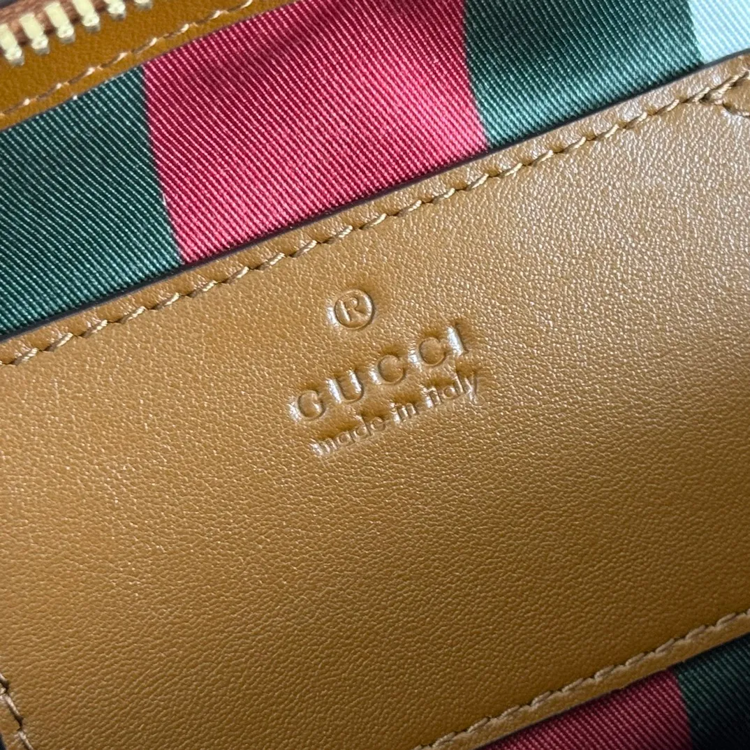 p1060. 💋💋💋"With full set of original counter packaging" [New Product] The Padlock series has launched a variety of fashionable bags with various carrying methods, adding color to the 2025 early autumn series. They are equipped with webbing lining, which is reminiscent of the brand's iconic pattern. Beige and dark brown GG monogram coated fabric Brown leather trim Light gold tone hardware Red and green webbing cotton lining Padlock closure with leather keychain Model: 839005. Dimensions: 31 cm (width) x 17 cm (height) x 12 cm (depth) Color: brown pvc/original leather. Made in Italy
