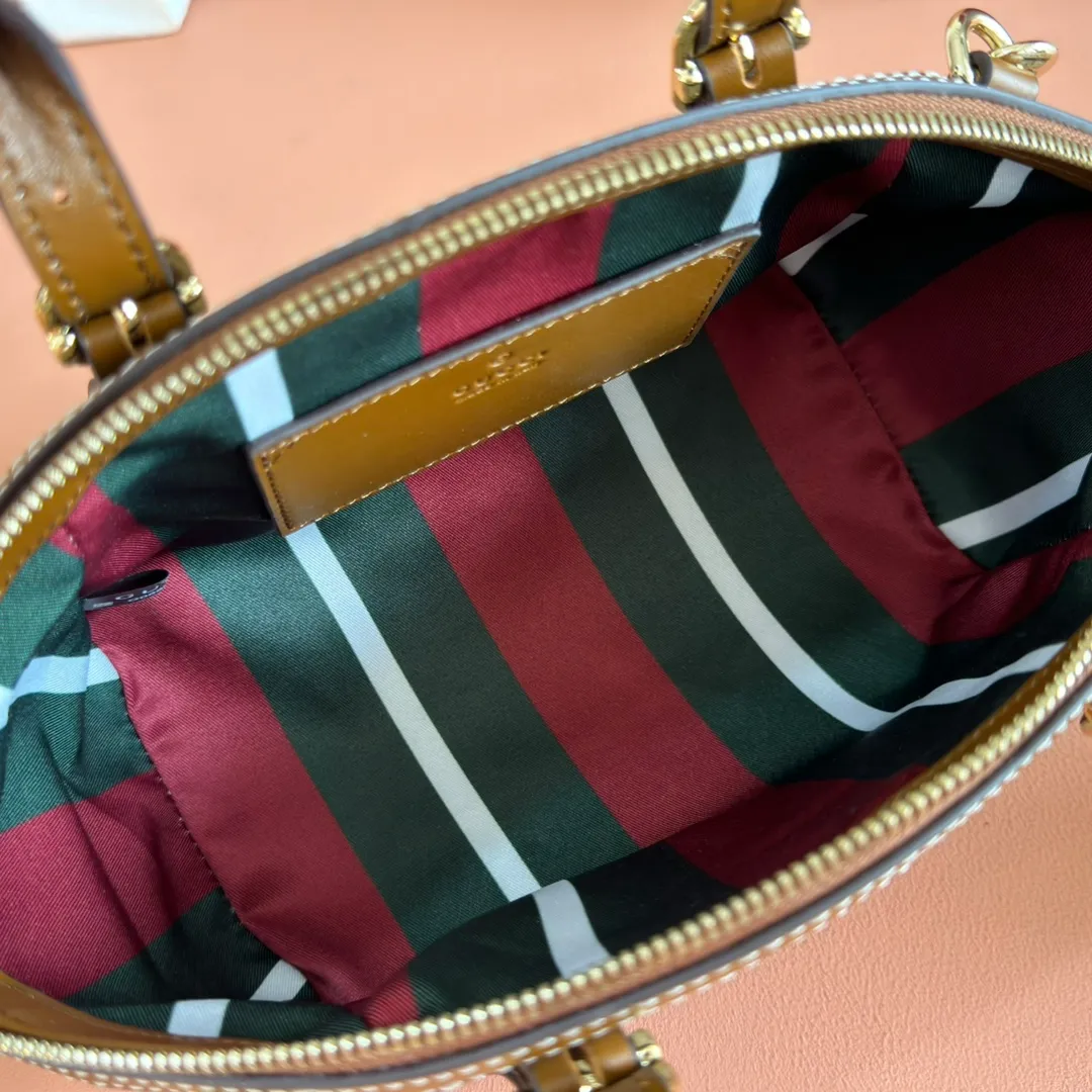 p1060. 💋💋💋"With full set of original counter packaging" [New Product] The Padlock series has launched a variety of fashionable bags with various carrying methods, adding color to the 2025 early autumn series. They are equipped with webbing lining, which is reminiscent of the brand's iconic pattern. Beige and dark brown GG monogram coated fabric Brown leather trim Light gold tone hardware Red and green webbing cotton lining Padlock closure with leather keychain Model: 839005. Dimensions: 31 cm (width) x 17 cm (height) x 12 cm (depth) Color: brown pvc/original leather. Made in Italy
