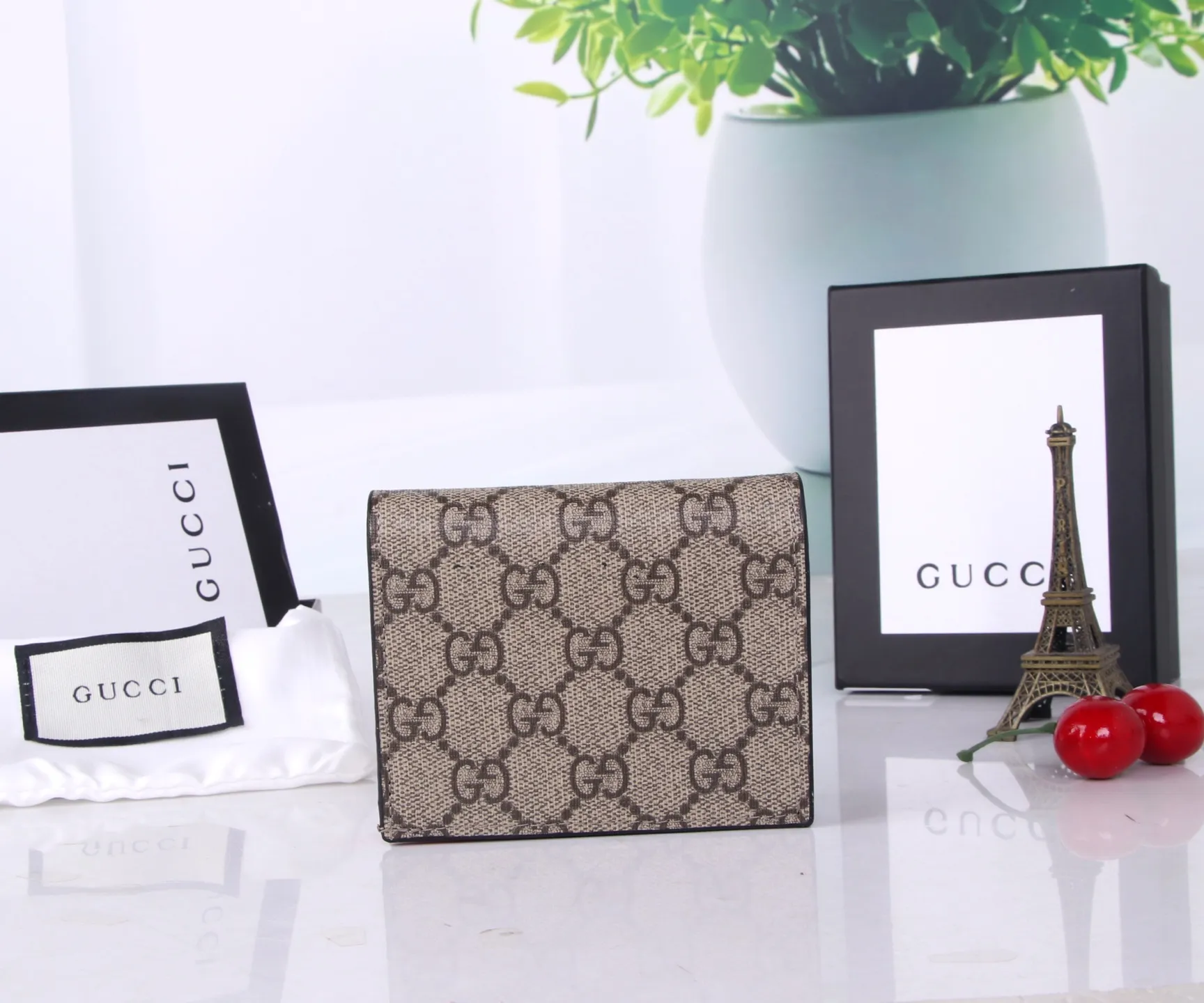P170 Style number: GA022 Brand: GUCCl counter model Color: Red Size: 10*8*3 Description: GUCCl counters synchronize the latest styles! Gucci Garden souvenir ~ Midsummer [Sun] "Cherry" series new style! 🍒🍒A three-dimensional cherry accessory, inlaid with crystals and standing on the GG logo🍒🍒Made of imported PVC with top-grade original leather🍒🍒, the source of sweet fashion, girly hearts are bursting with cuteness!