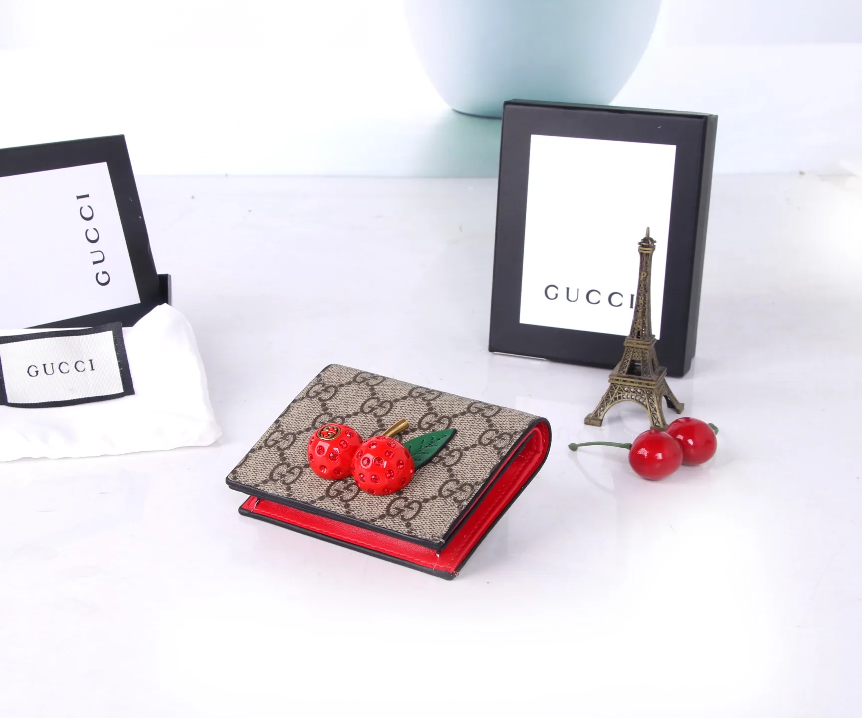 P170 Style number: GA022 Brand: GUCCl counter model Color: Red Size: 10*8*3 Description: GUCCl counters synchronize the latest styles! Gucci Garden souvenir ~ Midsummer [Sun] "Cherry" series new style! 🍒🍒A three-dimensional cherry accessory, inlaid with crystals and standing on the GG logo🍒🍒Made of imported PVC with top-grade original leather🍒🍒, the source of sweet fashion, girly hearts are bursting with cuteness!