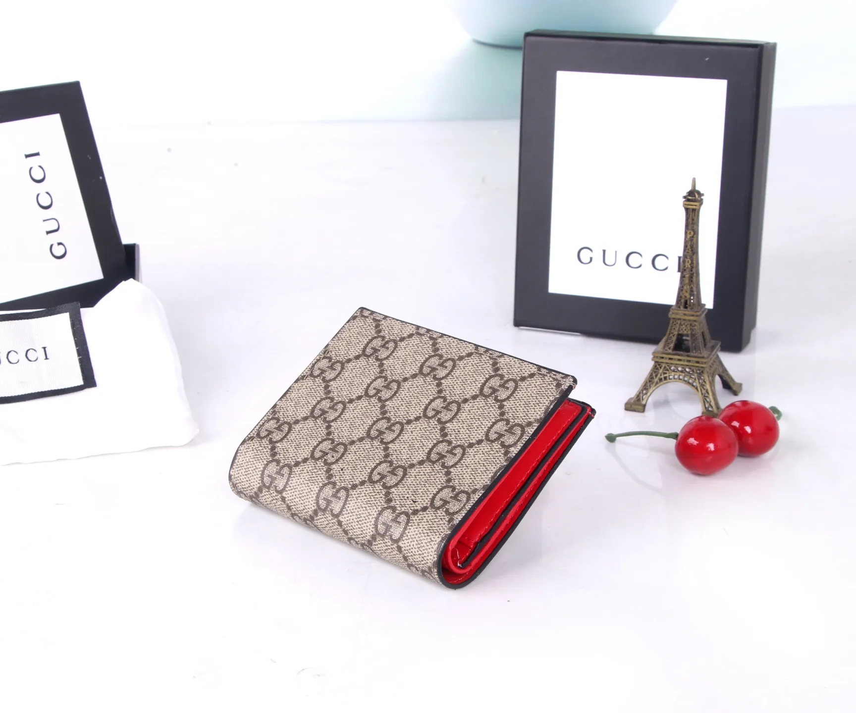 P170 Style number: GA022 Brand: GUCCl counter model Color: Red Size: 10*8*3 Description: GUCCl counters synchronize the latest styles! Gucci Garden souvenir ~ Midsummer [Sun] "Cherry" series new style! 🍒🍒A three-dimensional cherry accessory, inlaid with crystals and standing on the GG logo🍒🍒Made of imported PVC with top-grade original leather🍒🍒, the source of sweet fashion, girly hearts are bursting with cuteness!