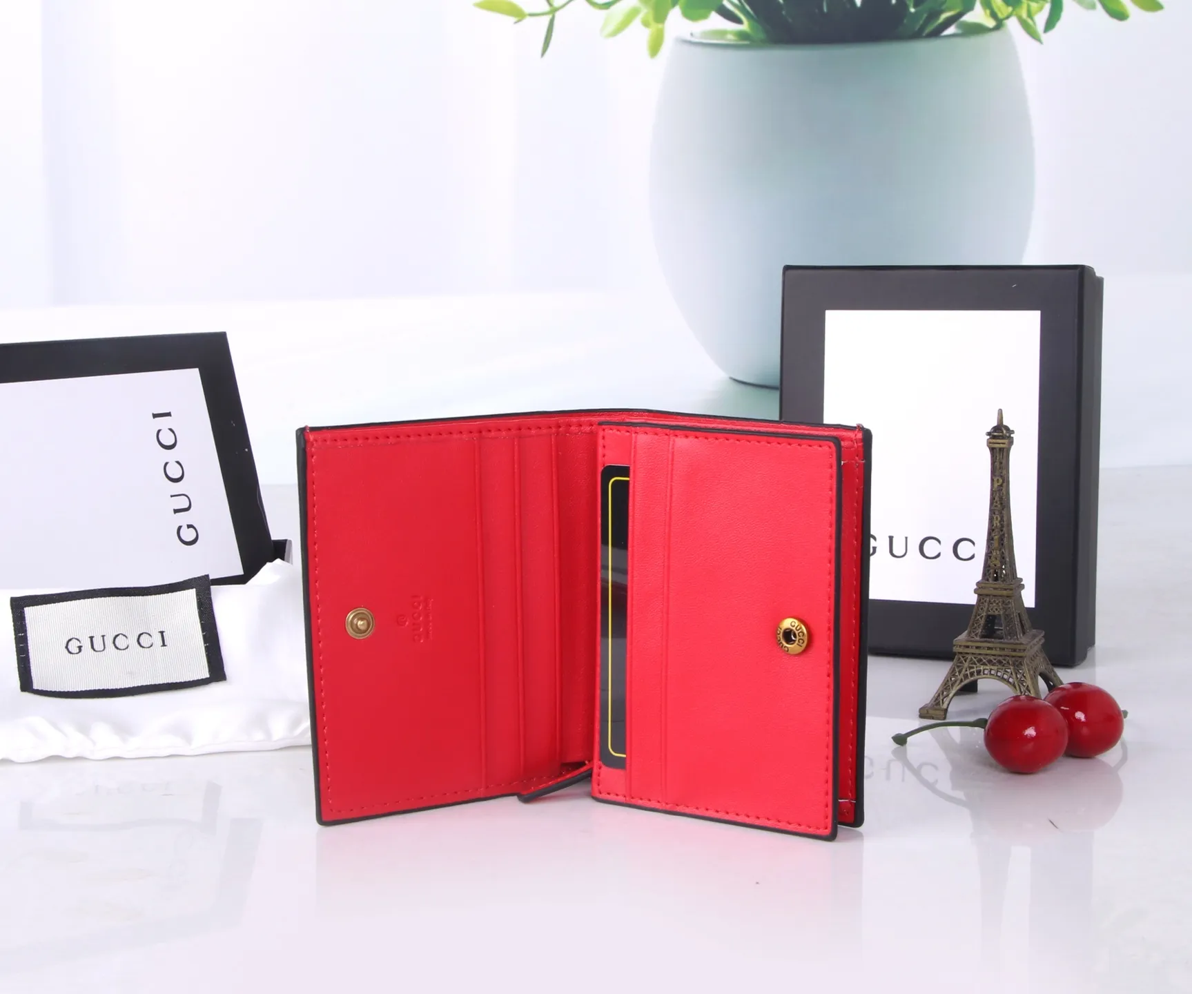 P170 Style number: GA022 Brand: GUCCl counter model Color: Red Size: 10*8*3 Description: GUCCl counters synchronize the latest styles! Gucci Garden souvenir ~ Midsummer [Sun] "Cherry" series new style! 🍒🍒A three-dimensional cherry accessory, inlaid with crystals and standing on the GG logo🍒🍒Made of imported PVC with top-grade original leather🍒🍒, the source of sweet fashion, girly hearts are bursting with cuteness!