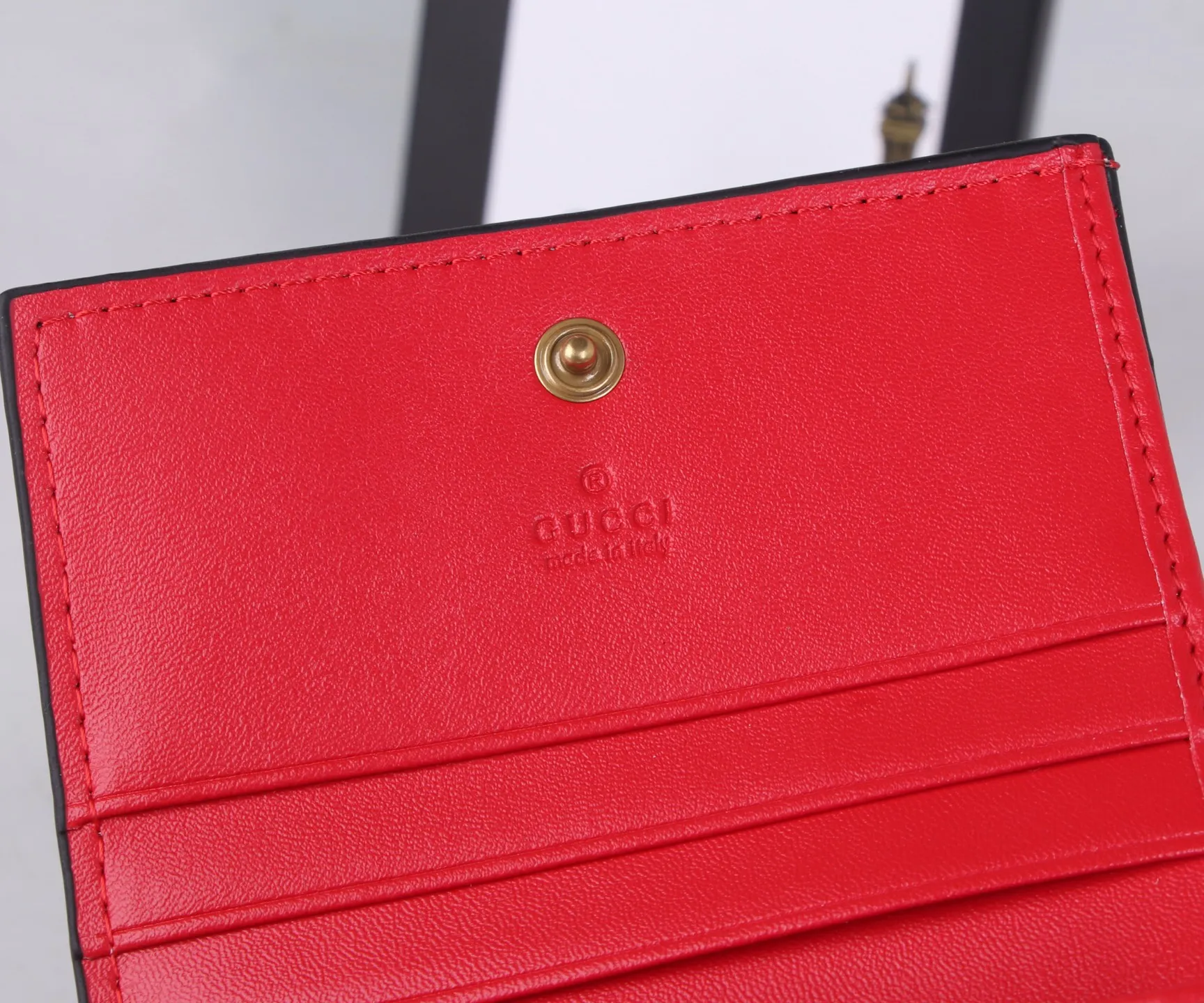P170 Style number: GA022 Brand: GUCCl counter model Color: Red Size: 10*8*3 Description: GUCCl counters synchronize the latest styles! Gucci Garden souvenir ~ Midsummer [Sun] "Cherry" series new style! 🍒🍒A three-dimensional cherry accessory, inlaid with crystals and standing on the GG logo🍒🍒Made of imported PVC with top-grade original leather🍒🍒, the source of sweet fashion, girly hearts are bursting with cuteness!