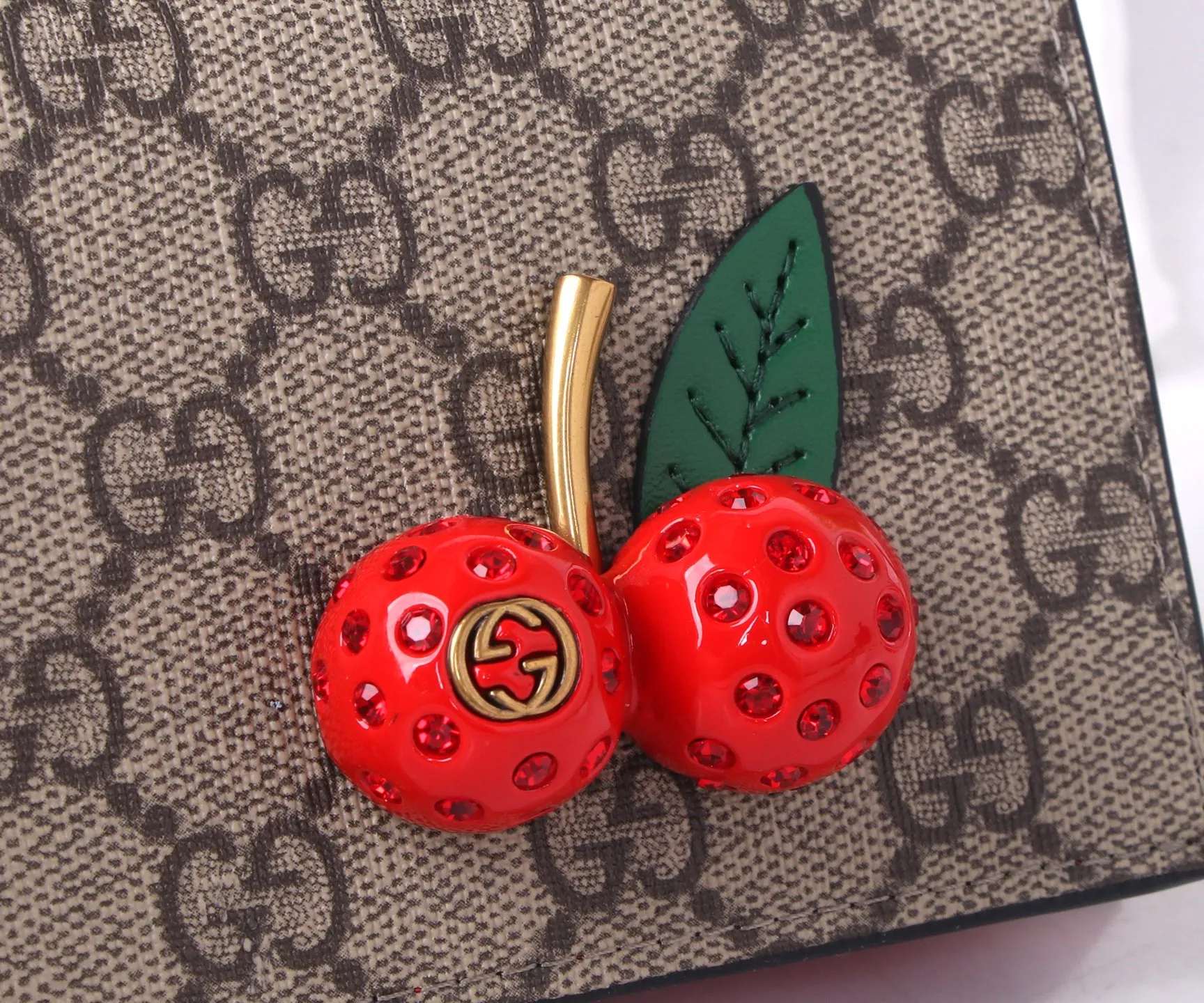 P170 Style number: GA022 Brand: GUCCl counter model Color: Red Size: 10*8*3 Description: GUCCl counters synchronize the latest styles! Gucci Garden souvenir ~ Midsummer [Sun] "Cherry" series new style! 🍒🍒A three-dimensional cherry accessory, inlaid with crystals and standing on the GG logo🍒🍒Made of imported PVC with top-grade original leather🍒🍒, the source of sweet fashion, girly hearts are bursting with cuteness!