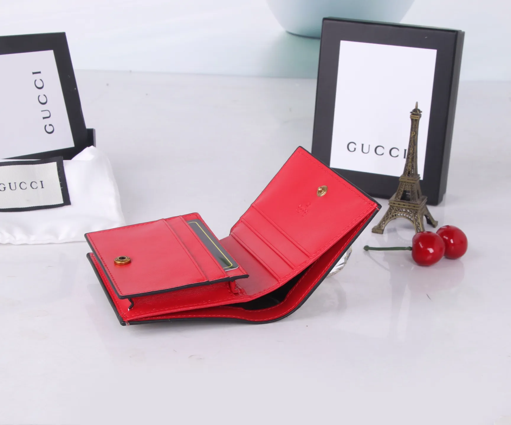 P170 Style number: GA022 Brand: GUCCl counter model Color: Red Size: 10*8*3 Description: GUCCl counters synchronize the latest styles! Gucci Garden souvenir ~ Midsummer [Sun] "Cherry" series new style! 🍒🍒A three-dimensional cherry accessory, inlaid with crystals and standing on the GG logo🍒🍒Made of imported PVC with top-grade original leather🍒🍒, the source of sweet fashion, girly hearts are bursting with cuteness!