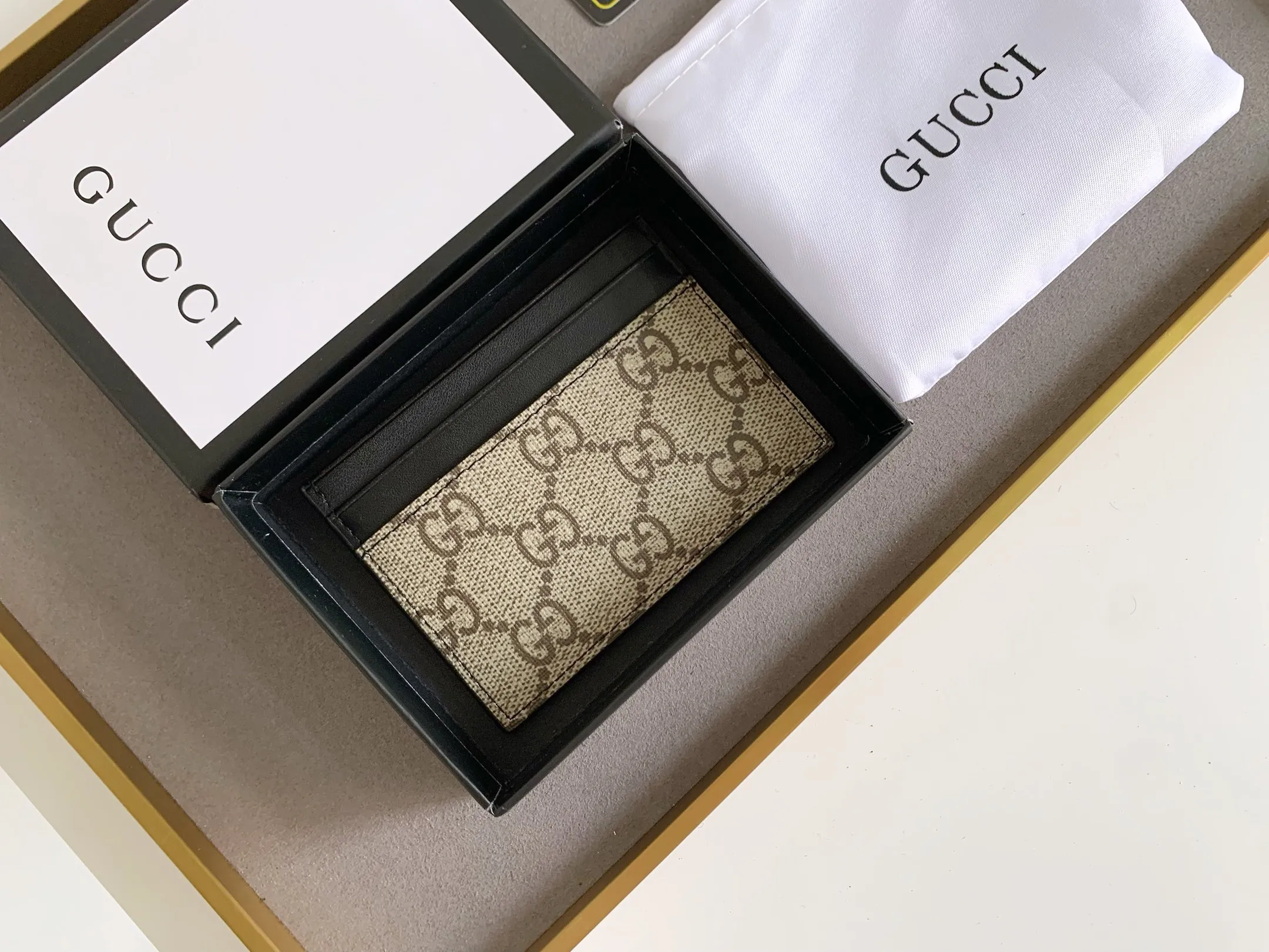 💰90 💎 (Bee pattern) Top original quality, GUCCI classic popular printed card holder, exclusive background, real shot. The card holder is made of GG Supreme high-grade man-made canvas with exquisite patterns💯! Style number: 451277 Size: 10x7.5cm
