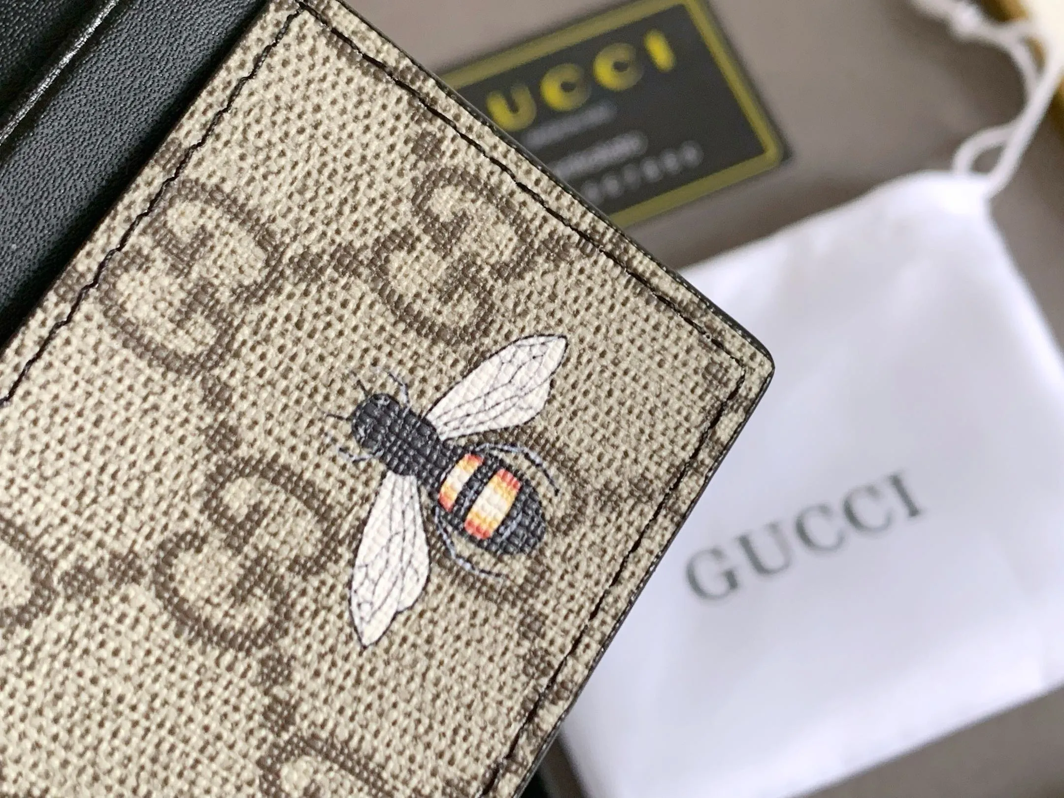 💰90 💎 (Bee pattern) Top original quality, GUCCI classic popular printed card holder, exclusive background, real shot. The card holder is made of GG Supreme high-grade man-made canvas with exquisite patterns💯! Style number: 451277 Size: 10x7.5cm