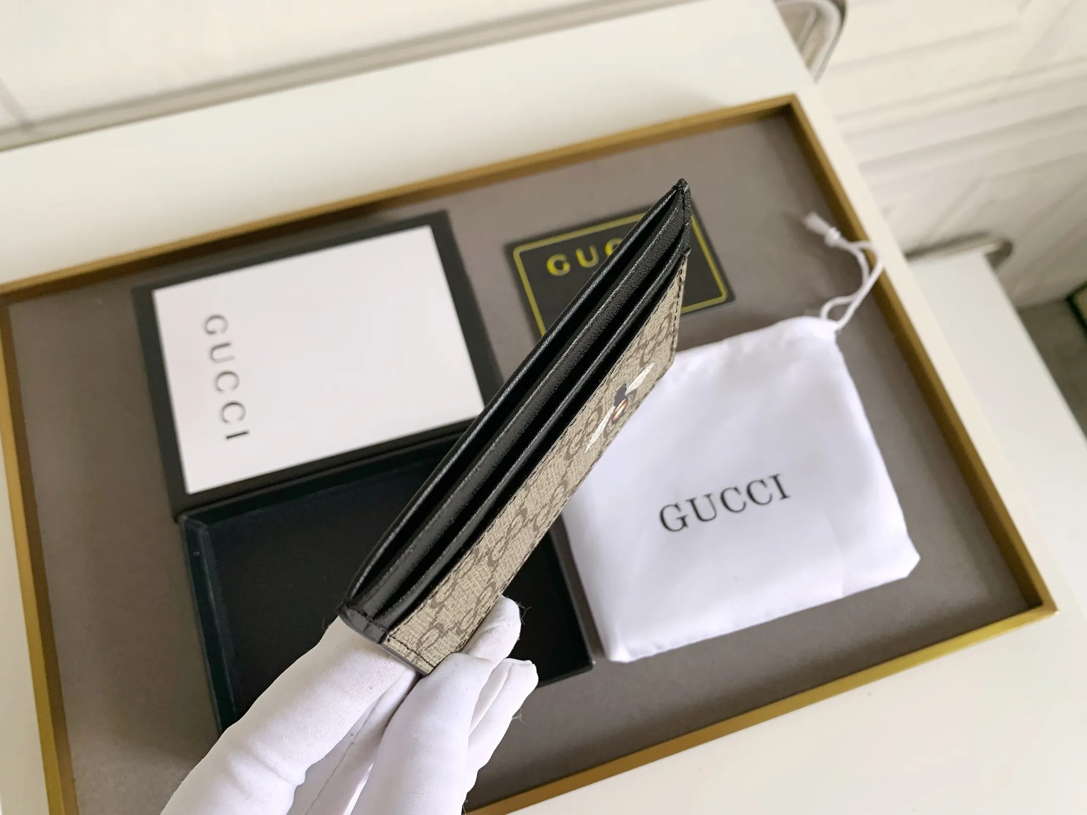 💰90 💎 (Bee pattern) Top original quality, GUCCI classic popular printed card holder, exclusive background, real shot. The card holder is made of GG Supreme high-grade man-made canvas with exquisite patterns💯! Style number: 451277 Size: 10x7.5cm