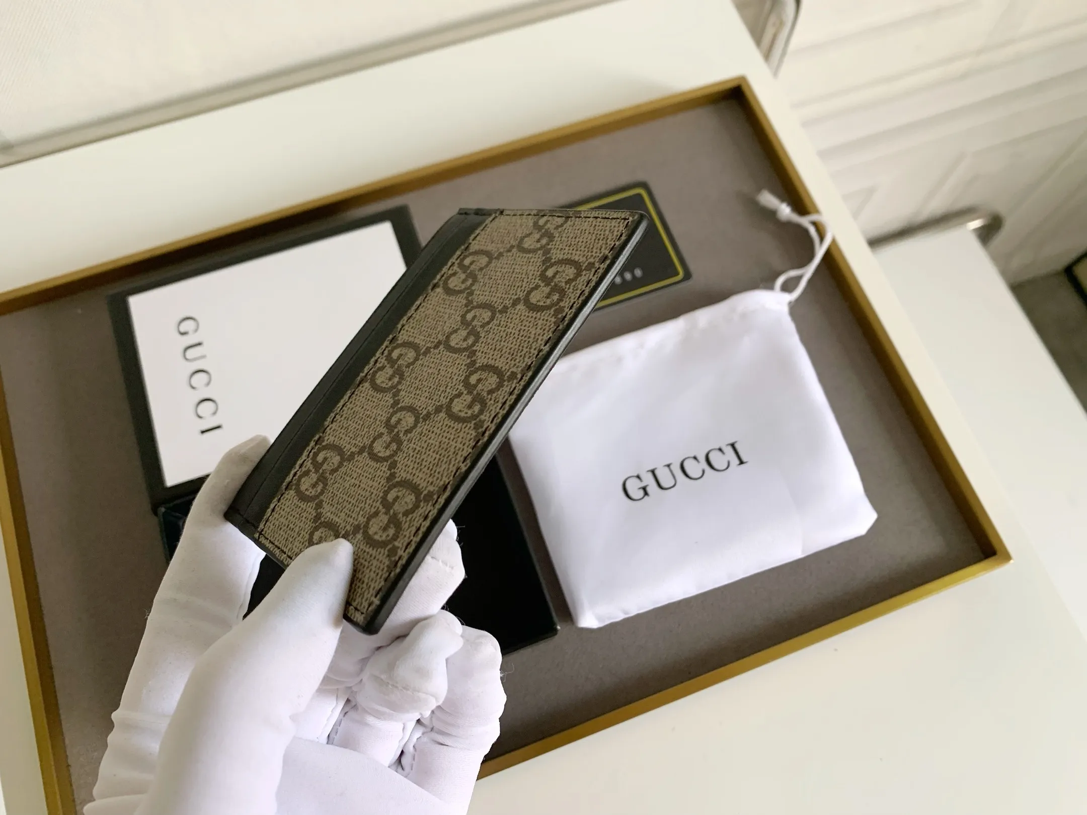 💰90 💎 (Bee pattern) Top original quality, GUCCI classic popular printed card holder, exclusive background, real shot. The card holder is made of GG Supreme high-grade man-made canvas with exquisite patterns💯! Style number: 451277 Size: 10x7.5cm