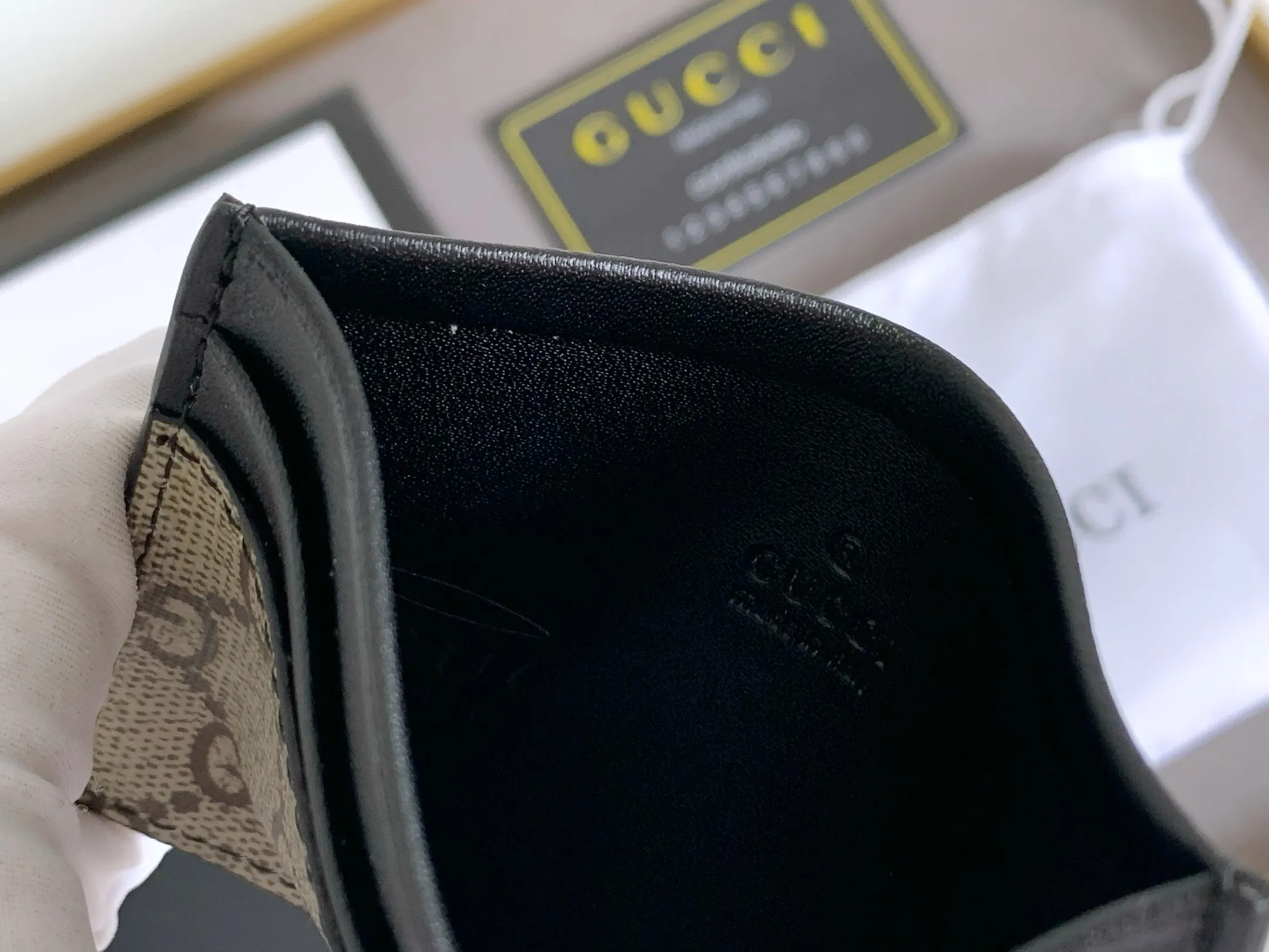 💰90 💎 (Bee pattern) Top original quality, GUCCI classic popular printed card holder, exclusive background, real shot. The card holder is made of GG Supreme high-grade man-made canvas with exquisite patterns💯! Style number: 451277 Size: 10x7.5cm