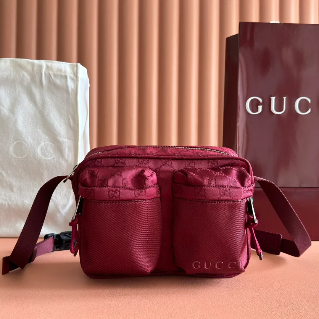 p900. 💋💋💋【With full set of original factory counter packaging】【New Product】Lightweight and durable GG nylon fabric is newly unveiled with new functions and eye-catching colors. It makes a dazzling appearance on this cross-body bag, complemented by red and green webbing details. Black GG nylon Red and green web detail Tonal Gucci logo Black nylon lining Interior: 1 padded compartment Outside: 2 zip pockets Handle height: 8 cm Adjustable shoulder strap (can be adjusted from 85 cm to 120 cm) Zip closure Ident.: 834475. Dimensions: 37cm (width) x 23cm (height) x 10cm (depth) Weight: approx. 0.5kg Color: Anchor colored nylon fabric. Made in Italy