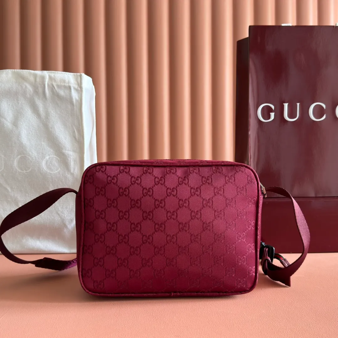 p900. 💋💋💋【With full set of original factory counter packaging】【New Product】Lightweight and durable GG nylon fabric is newly unveiled with new functions and eye-catching colors. It makes a dazzling appearance on this cross-body bag, complemented by red and green webbing details. Black GG nylon Red and green web detail Tonal Gucci logo Black nylon lining Interior: 1 padded compartment Outside: 2 zip pockets Handle height: 8 cm Adjustable shoulder strap (can be adjusted from 85 cm to 120 cm) Zip closure Ident.: 834475. Dimensions: 37cm (width) x 23cm (height) x 10cm (depth) Weight: approx. 0.5kg Color: Anchor colored nylon fabric. Made in Italy