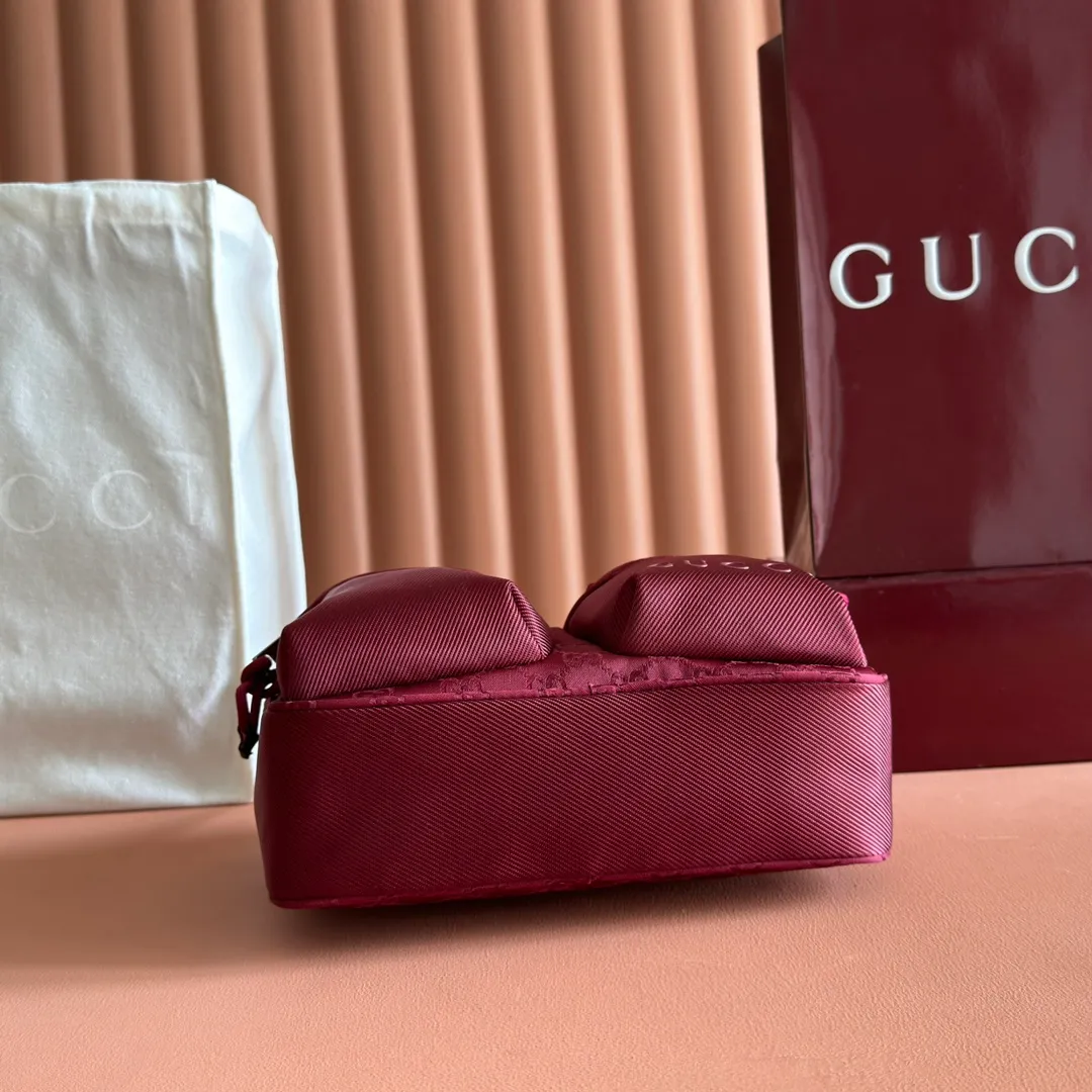 p900. 💋💋💋【With full set of original factory counter packaging】【New Product】Lightweight and durable GG nylon fabric is newly unveiled with new functions and eye-catching colors. It makes a dazzling appearance on this cross-body bag, complemented by red and green webbing details. Black GG nylon Red and green web detail Tonal Gucci logo Black nylon lining Interior: 1 padded compartment Outside: 2 zip pockets Handle height: 8 cm Adjustable shoulder strap (can be adjusted from 85 cm to 120 cm) Zip closure Ident.: 834475. Dimensions: 37cm (width) x 23cm (height) x 10cm (depth) Weight: approx. 0.5kg Color: Anchor colored nylon fabric. Made in Italy