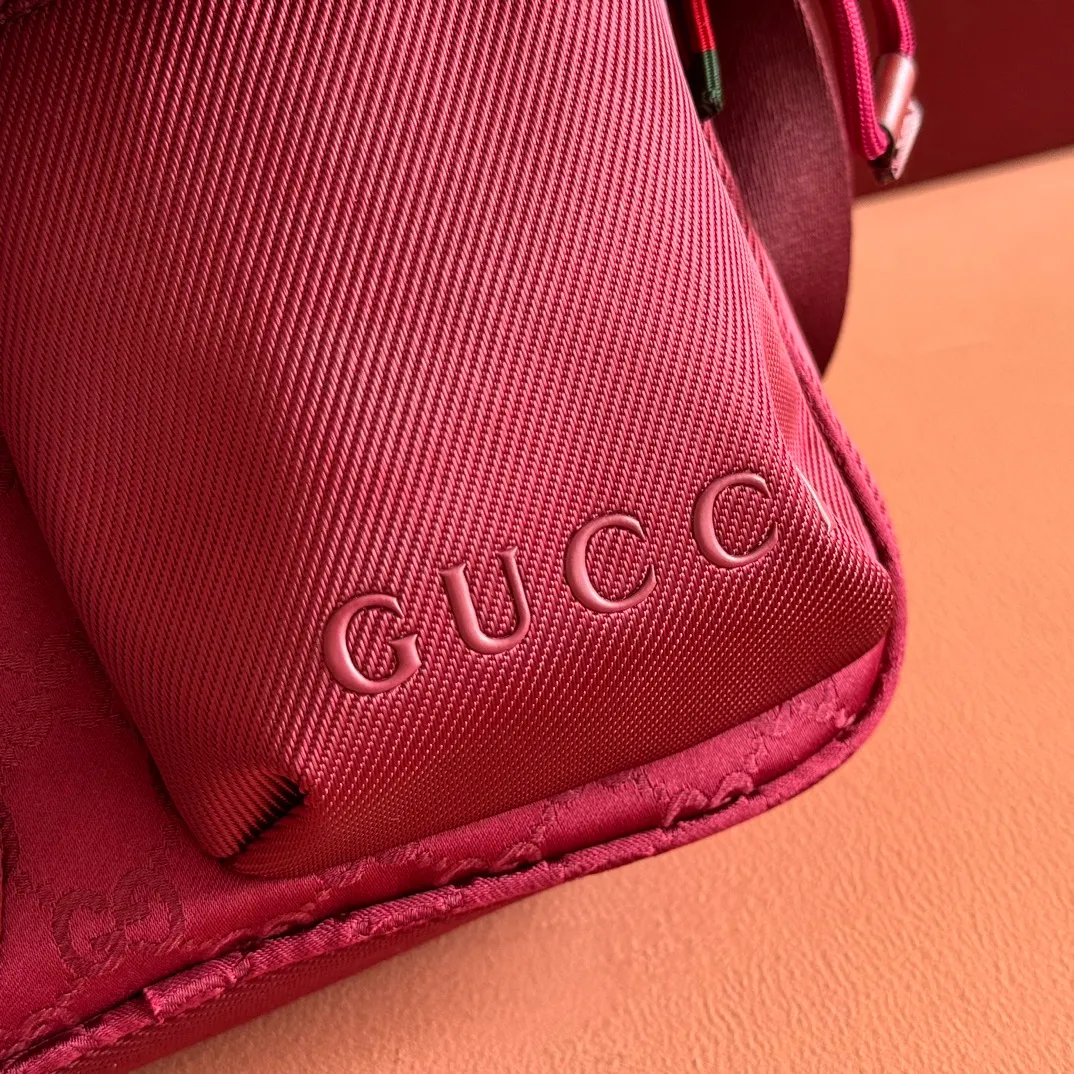 p900. 💋💋💋【With full set of original factory counter packaging】【New Product】Lightweight and durable GG nylon fabric is newly unveiled with new functions and eye-catching colors. It makes a dazzling appearance on this cross-body bag, complemented by red and green webbing details. Black GG nylon Red and green web detail Tonal Gucci logo Black nylon lining Interior: 1 padded compartment Outside: 2 zip pockets Handle height: 8 cm Adjustable shoulder strap (can be adjusted from 85 cm to 120 cm) Zip closure Ident.: 834475. Dimensions: 37cm (width) x 23cm (height) x 10cm (depth) Weight: approx. 0.5kg Color: Anchor colored nylon fabric. Made in Italy