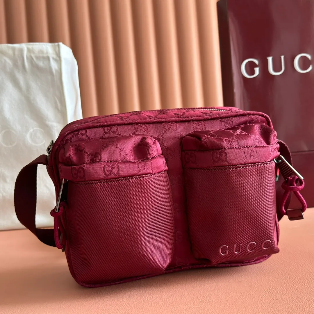 p900. 💋💋💋【With full set of original factory counter packaging】【New Product】Lightweight and durable GG nylon fabric is newly unveiled with new functions and eye-catching colors. It makes a dazzling appearance on this cross-body bag, complemented by red and green webbing details. Black GG nylon Red and green web detail Tonal Gucci logo Black nylon lining Interior: 1 padded compartment Outside: 2 zip pockets Handle height: 8 cm Adjustable shoulder strap (can be adjusted from 85 cm to 120 cm) Zip closure Ident.: 834475. Dimensions: 37cm (width) x 23cm (height) x 10cm (depth) Weight: approx. 0.5kg Color: Anchor colored nylon fabric. Made in Italy