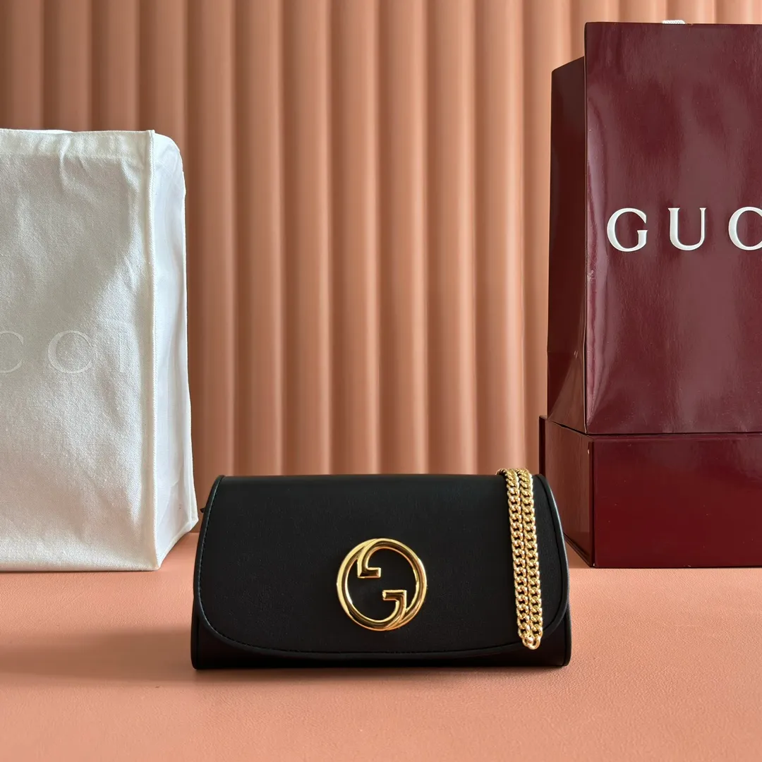 p780. 📣📣📣【Original leather with 🌈Full set of counter packaging】🔥🔥Details of how to carry the chain bag (with full hardware chain) Gucci Blondie interlocking black (original leather) I love it at first sight, I have been waiting for this new style for a long time!! I personally like it very much, second-hand bags have always been my favorite 🍠It is super popular now, mainly because it is really good-looking! It’s really great to get it. The hardware and leather texture are very heavy and matchable. You can change it anytime and anywhere. It can be carried as an armpit bag or cross-body. Depending on your mood, I can switch between the two carrying methods. I think it is very retro, fashionable and fascinating! Among the many styles recently, this is the only item that makes me excited. Model: 725215. Dimensions: 21x10.5cm. Color: black original leather.
