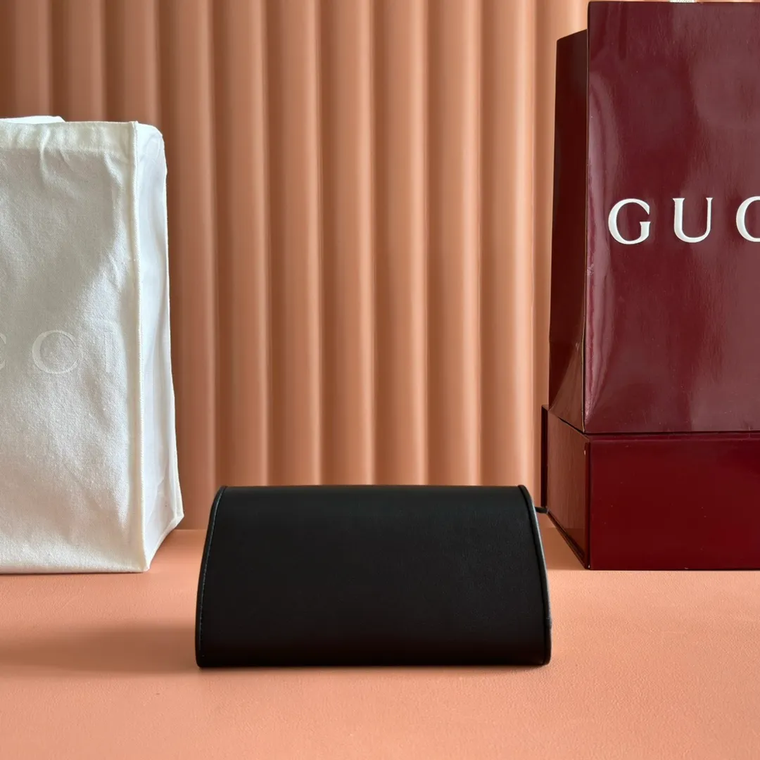 p780. 📣📣📣【Original leather with 🌈Full set of counter packaging】🔥🔥Details of how to carry the chain bag (with full hardware chain) Gucci Blondie interlocking black (original leather) I love it at first sight, I have been waiting for this new style for a long time!! I personally like it very much, second-hand bags have always been my favorite 🍠It is super popular now, mainly because it is really good-looking! It’s really great to get it. The hardware and leather texture are very heavy and matchable. You can change it anytime and anywhere. It can be carried as an armpit bag or cross-body. Depending on your mood, I can switch between the two carrying methods. I think it is very retro, fashionable and fascinating! Among the many styles recently, this is the only item that makes me excited. Model: 725215. Dimensions: 21x10.5cm. Color: black original leather.