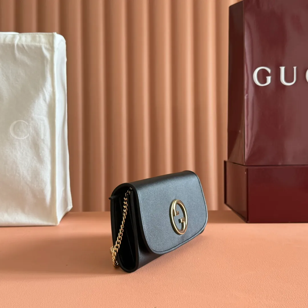 p780. 📣📣📣【Original leather with 🌈Full set of counter packaging】🔥🔥Details of how to carry the chain bag (with full hardware chain) Gucci Blondie interlocking black (original leather) I love it at first sight, I have been waiting for this new style for a long time!! I personally like it very much, second-hand bags have always been my favorite 🍠It is super popular now, mainly because it is really good-looking! It’s really great to get it. The hardware and leather texture are very heavy and matchable. You can change it anytime and anywhere. It can be carried as an armpit bag or cross-body. Depending on your mood, I can switch between the two carrying methods. I think it is very retro, fashionable and fascinating! Among the many styles recently, this is the only item that makes me excited. Model: 725215. Dimensions: 21x10.5cm. Color: black original leather.