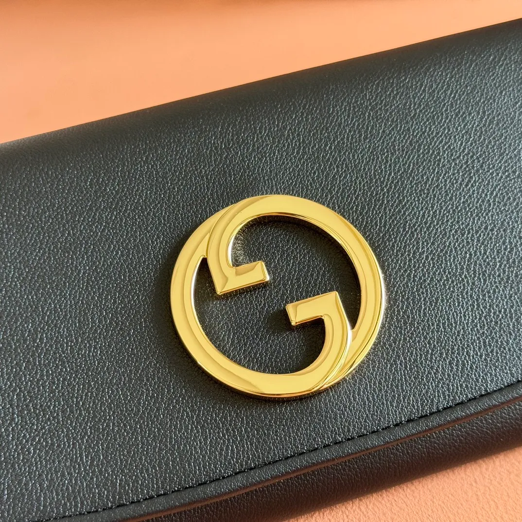 p780. 📣📣📣【Original leather with 🌈Full set of counter packaging】🔥🔥Details of how to carry the chain bag (with full hardware chain) Gucci Blondie interlocking black (original leather) I love it at first sight, I have been waiting for this new style for a long time!! I personally like it very much, second-hand bags have always been my favorite 🍠It is super popular now, mainly because it is really good-looking! It’s really great to get it. The hardware and leather texture are very heavy and matchable. You can change it anytime and anywhere. It can be carried as an armpit bag or cross-body. Depending on your mood, I can switch between the two carrying methods. I think it is very retro, fashionable and fascinating! Among the many styles recently, this is the only item that makes me excited. Model: 725215. Dimensions: 21x10.5cm. Color: black original leather.