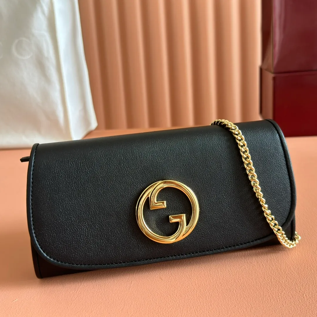 p780. 📣📣📣【Original leather with 🌈Full set of counter packaging】🔥🔥Details of how to carry the chain bag (with full hardware chain) Gucci Blondie interlocking black (original leather) I love it at first sight, I have been waiting for this new style for a long time!! I personally like it very much, second-hand bags have always been my favorite 🍠It is super popular now, mainly because it is really good-looking! It’s really great to get it. The hardware and leather texture are very heavy and matchable. You can change it anytime and anywhere. It can be carried as an armpit bag or cross-body. Depending on your mood, I can switch between the two carrying methods. I think it is very retro, fashionable and fascinating! Among the many styles recently, this is the only item that makes me excited. Model: 725215. Dimensions: 21x10.5cm. Color: black original leather.