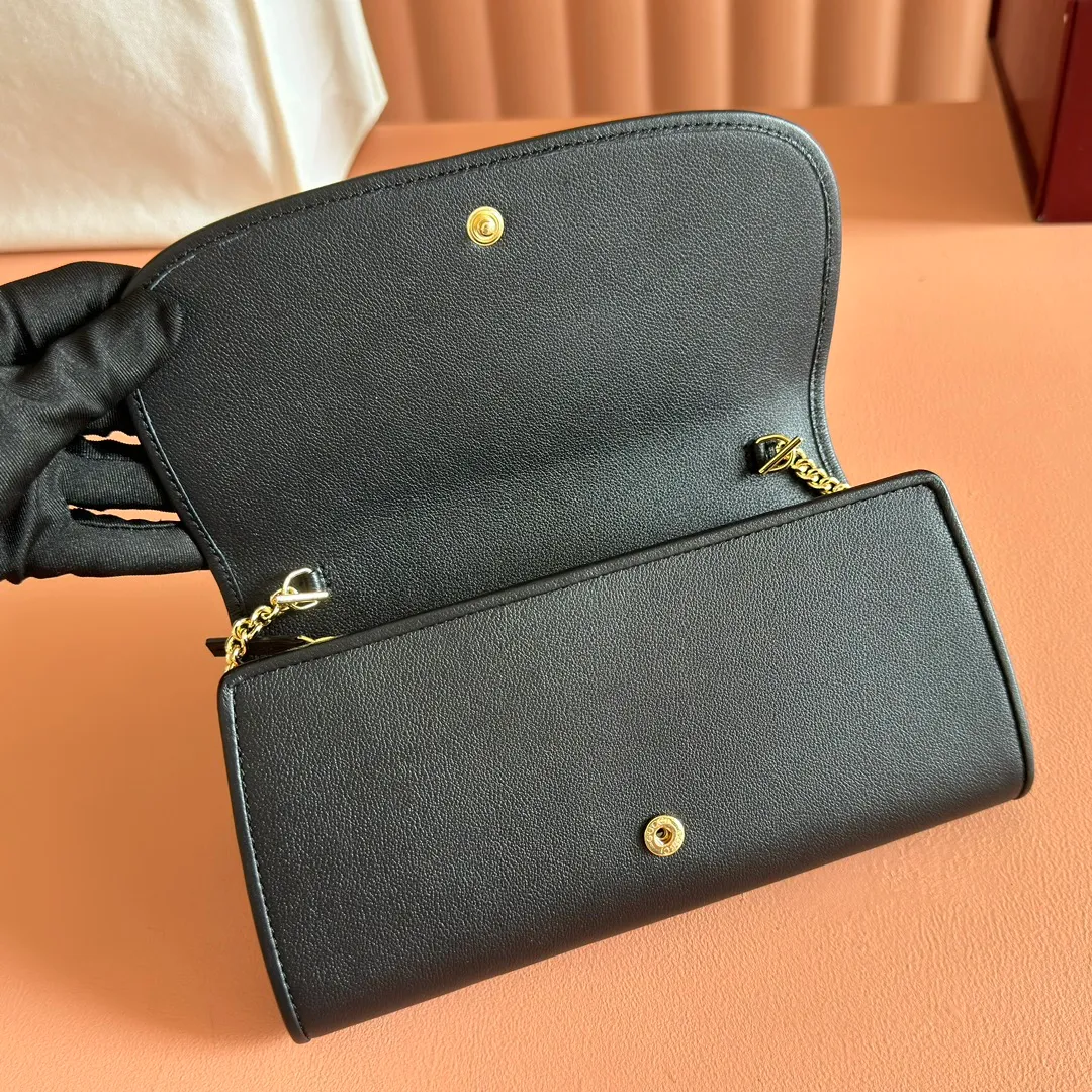 p780. 📣📣📣【Original leather with 🌈Full set of counter packaging】🔥🔥Details of how to carry the chain bag (with full hardware chain) Gucci Blondie interlocking black (original leather) I love it at first sight, I have been waiting for this new style for a long time!! I personally like it very much, second-hand bags have always been my favorite 🍠It is super popular now, mainly because it is really good-looking! It’s really great to get it. The hardware and leather texture are very heavy and matchable. You can change it anytime and anywhere. It can be carried as an armpit bag or cross-body. Depending on your mood, I can switch between the two carrying methods. I think it is very retro, fashionable and fascinating! Among the many styles recently, this is the only item that makes me excited. Model: 725215. Dimensions: 21x10.5cm. Color: black original leather.