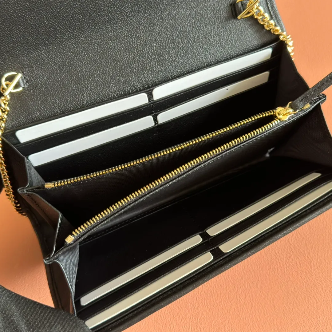 p780. 📣📣📣【Original leather with 🌈Full set of counter packaging】🔥🔥Details of how to carry the chain bag (with full hardware chain) Gucci Blondie interlocking black (original leather) I love it at first sight, I have been waiting for this new style for a long time!! I personally like it very much, second-hand bags have always been my favorite 🍠It is super popular now, mainly because it is really good-looking! It’s really great to get it. The hardware and leather texture are very heavy and matchable. You can change it anytime and anywhere. It can be carried as an armpit bag or cross-body. Depending on your mood, I can switch between the two carrying methods. I think it is very retro, fashionable and fascinating! Among the many styles recently, this is the only item that makes me excited. Model: 725215. Dimensions: 21x10.5cm. Color: black original leather.