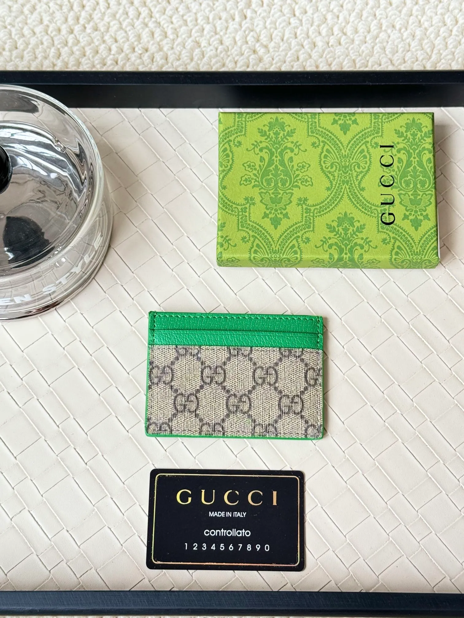 💰100 Gucci card uses a two-tone design full of contrasting beauty to make the GG logo embellished on the bag shine. The fabric is black GG, and the lining is made of contrasting cowhide. It is made of black GG Supreme canvas with dark gray ceramic effect double G. Size: 11x 7cm Model: 768248