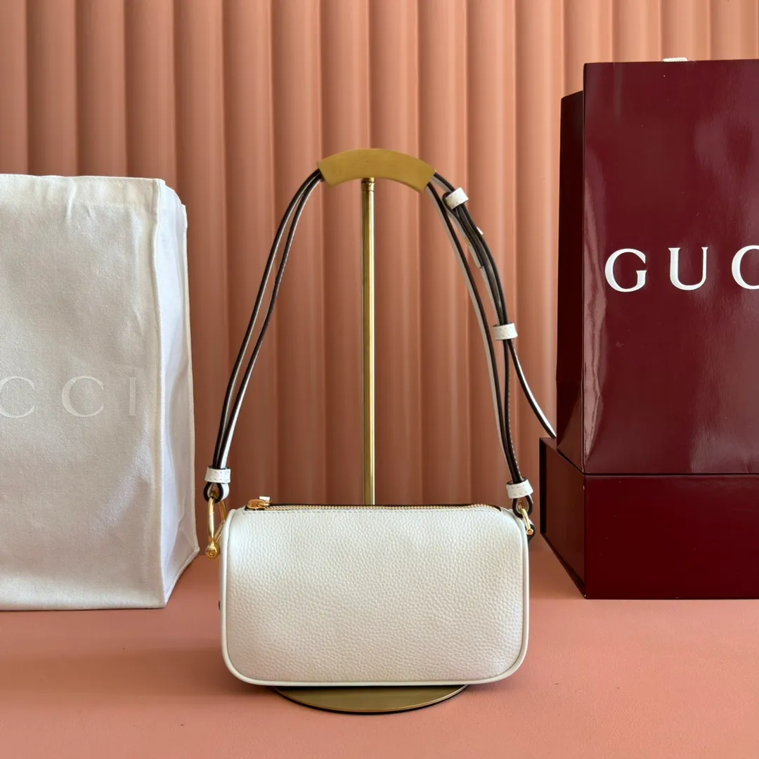 p1060💋💋💋【With full set of original counter packaging】The brand interprets iconic elements from a contemporary perspective and re-presents the Gucci half-horse bit design. It uses soft cow leather that fits the body shape to inject new style into classic accessories. This mini bag is crafted from soft grained leather and features a half horsebit detail on the side. Green grained soft leather. Light gold tone hardware. Tonal cotton and linen blend lining. Half horsebit buckle. Calf leather shoulder strap (23cm high). Zip closure. Ident.: 860784. Dimensions: 19cm (width) x 19.5cm (height) x 9cm (depth) Weight: approx. 272g Color: white/full leather.