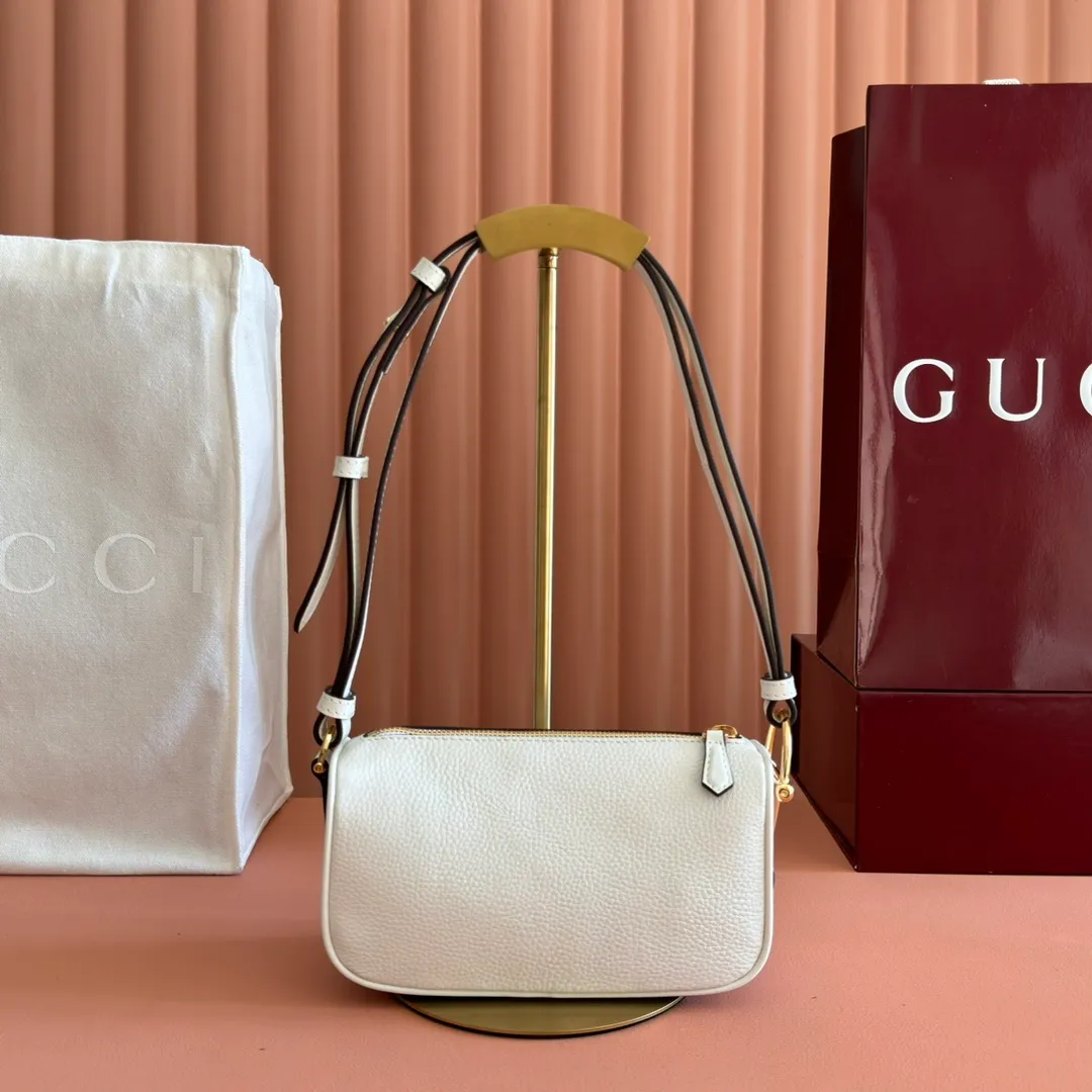 p1060💋💋💋【With full set of original counter packaging】The brand interprets iconic elements from a contemporary perspective and re-presents the Gucci half-horse bit design. It uses soft cow leather that fits the body shape to inject new style into classic accessories. This mini bag is crafted from soft grained leather and features a half horsebit detail on the side. Green grained soft leather. Light gold tone hardware. Tonal cotton and linen blend lining. Half horsebit buckle. Calf leather shoulder strap (23cm high). Zip closure. Ident.: 860784. Dimensions: 19cm (width) x 19.5cm (height) x 9cm (depth) Weight: approx. 272g Color: white/full leather.