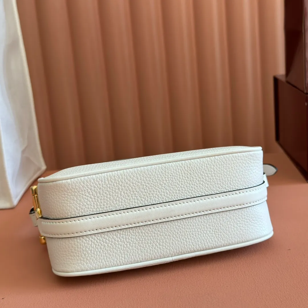 p1060💋💋💋【With full set of original counter packaging】The brand interprets iconic elements from a contemporary perspective and re-presents the Gucci half-horse bit design. It uses soft cow leather that fits the body shape to inject new style into classic accessories. This mini bag is crafted from soft grained leather and features a half horsebit detail on the side. Green grained soft leather. Light gold tone hardware. Tonal cotton and linen blend lining. Half horsebit buckle. Calf leather shoulder strap (23cm high). Zip closure. Ident.: 860784. Dimensions: 19cm (width) x 19.5cm (height) x 9cm (depth) Weight: approx. 272g Color: white/full leather.
