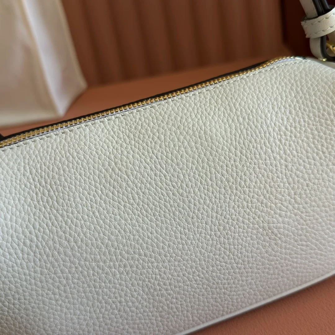 p1060💋💋💋【With full set of original counter packaging】The brand interprets iconic elements from a contemporary perspective and re-presents the Gucci half-horse bit design. It uses soft cow leather that fits the body shape to inject new style into classic accessories. This mini bag is crafted from soft grained leather and features a half horsebit detail on the side. Green grained soft leather. Light gold tone hardware. Tonal cotton and linen blend lining. Half horsebit buckle. Calf leather shoulder strap (23cm high). Zip closure. Ident.: 860784. Dimensions: 19cm (width) x 19.5cm (height) x 9cm (depth) Weight: approx. 272g Color: white/full leather.