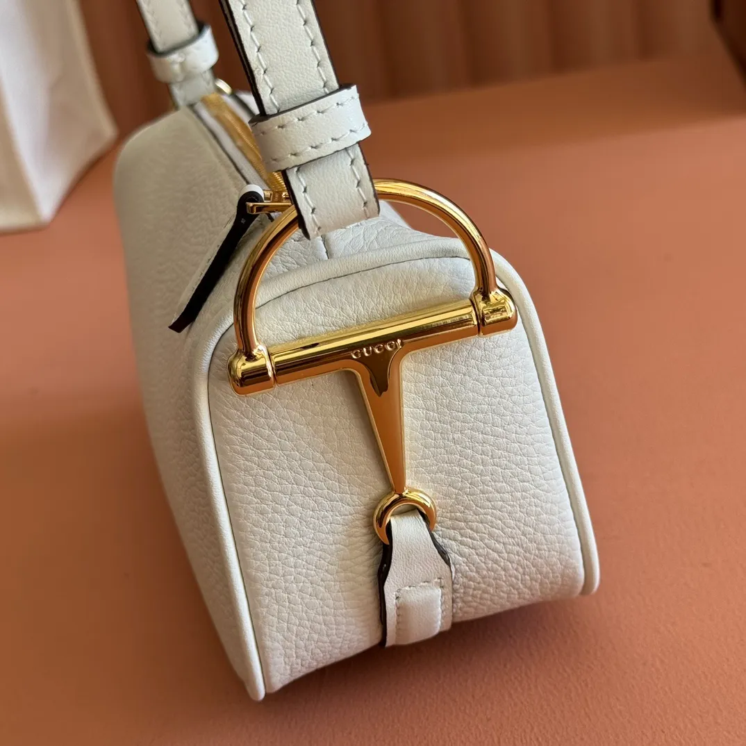 p1060💋💋💋【With full set of original counter packaging】The brand interprets iconic elements from a contemporary perspective and re-presents the Gucci half-horse bit design. It uses soft cow leather that fits the body shape to inject new style into classic accessories. This mini bag is crafted from soft grained leather and features a half horsebit detail on the side. Green grained soft leather. Light gold tone hardware. Tonal cotton and linen blend lining. Half horsebit buckle. Calf leather shoulder strap (23cm high). Zip closure. Ident.: 860784. Dimensions: 19cm (width) x 19.5cm (height) x 9cm (depth) Weight: approx. 272g Color: white/full leather.