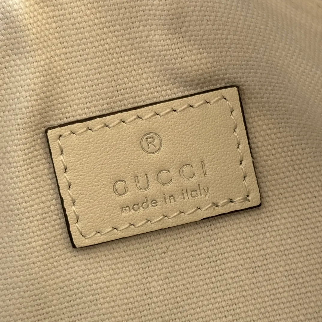 p1060💋💋💋【With full set of original counter packaging】The brand interprets iconic elements from a contemporary perspective and re-presents the Gucci half-horse bit design. It uses soft cow leather that fits the body shape to inject new style into classic accessories. This mini bag is crafted from soft grained leather and features a half horsebit detail on the side. Green grained soft leather. Light gold tone hardware. Tonal cotton and linen blend lining. Half horsebit buckle. Calf leather shoulder strap (23cm high). Zip closure. Ident.: 860784. Dimensions: 19cm (width) x 19.5cm (height) x 9cm (depth) Weight: approx. 272g Color: white/full leather.