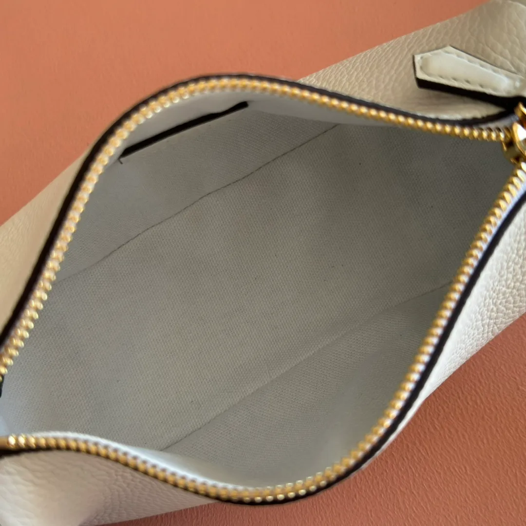 p1060💋💋💋【With full set of original counter packaging】The brand interprets iconic elements from a contemporary perspective and re-presents the Gucci half-horse bit design. It uses soft cow leather that fits the body shape to inject new style into classic accessories. This mini bag is crafted from soft grained leather and features a half horsebit detail on the side. Green grained soft leather. Light gold tone hardware. Tonal cotton and linen blend lining. Half horsebit buckle. Calf leather shoulder strap (23cm high). Zip closure. Ident.: 860784. Dimensions: 19cm (width) x 19.5cm (height) x 9cm (depth) Weight: approx. 272g Color: white/full leather.