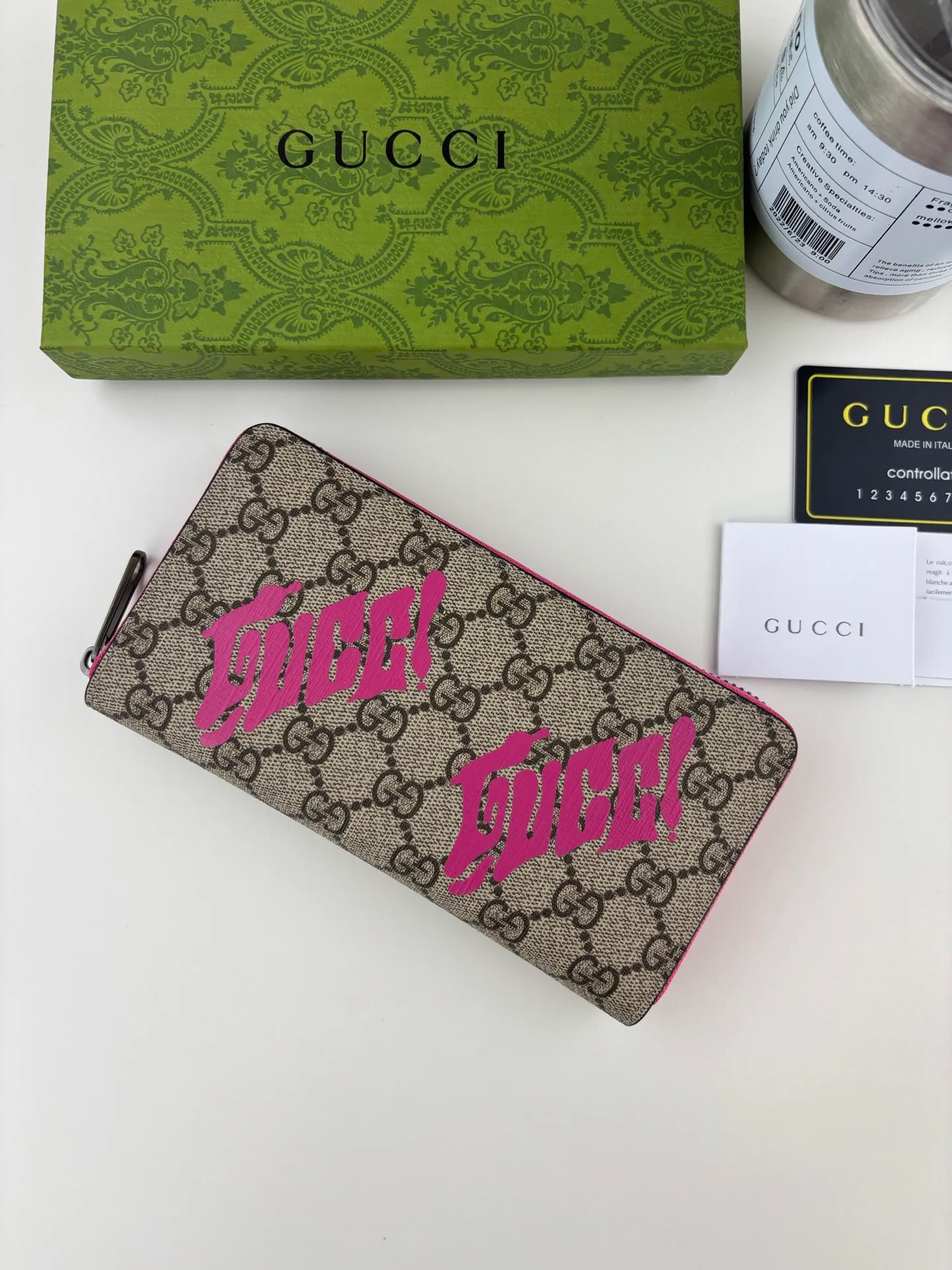 💰150 GUCCl This full-zip wallet is crafted from coated fabric with the classic GG monogram pattern, cleverly incorporating Gucci prints and contrasting leather piping, making the entire design fuller. 12 card compartments, 3 open bill pockets and a zip pocket Style number: 835324 Dimensions: 19cm x 10.5cm x 2.5cm Color: Plum Red