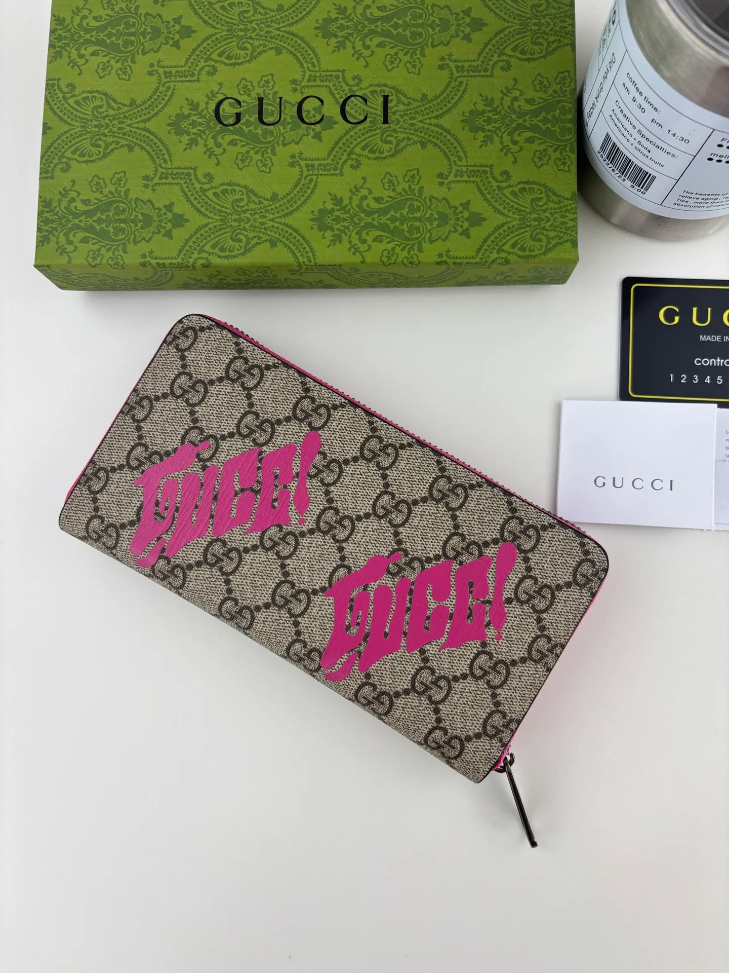 💰150 GUCCl This full-zip wallet is crafted from coated fabric with the classic GG monogram pattern, cleverly incorporating Gucci prints and contrasting leather piping, making the entire design fuller. 12 card compartments, 3 open bill pockets and a zip pocket Style number: 835324 Dimensions: 19cm x 10.5cm x 2.5cm Color: Plum Red